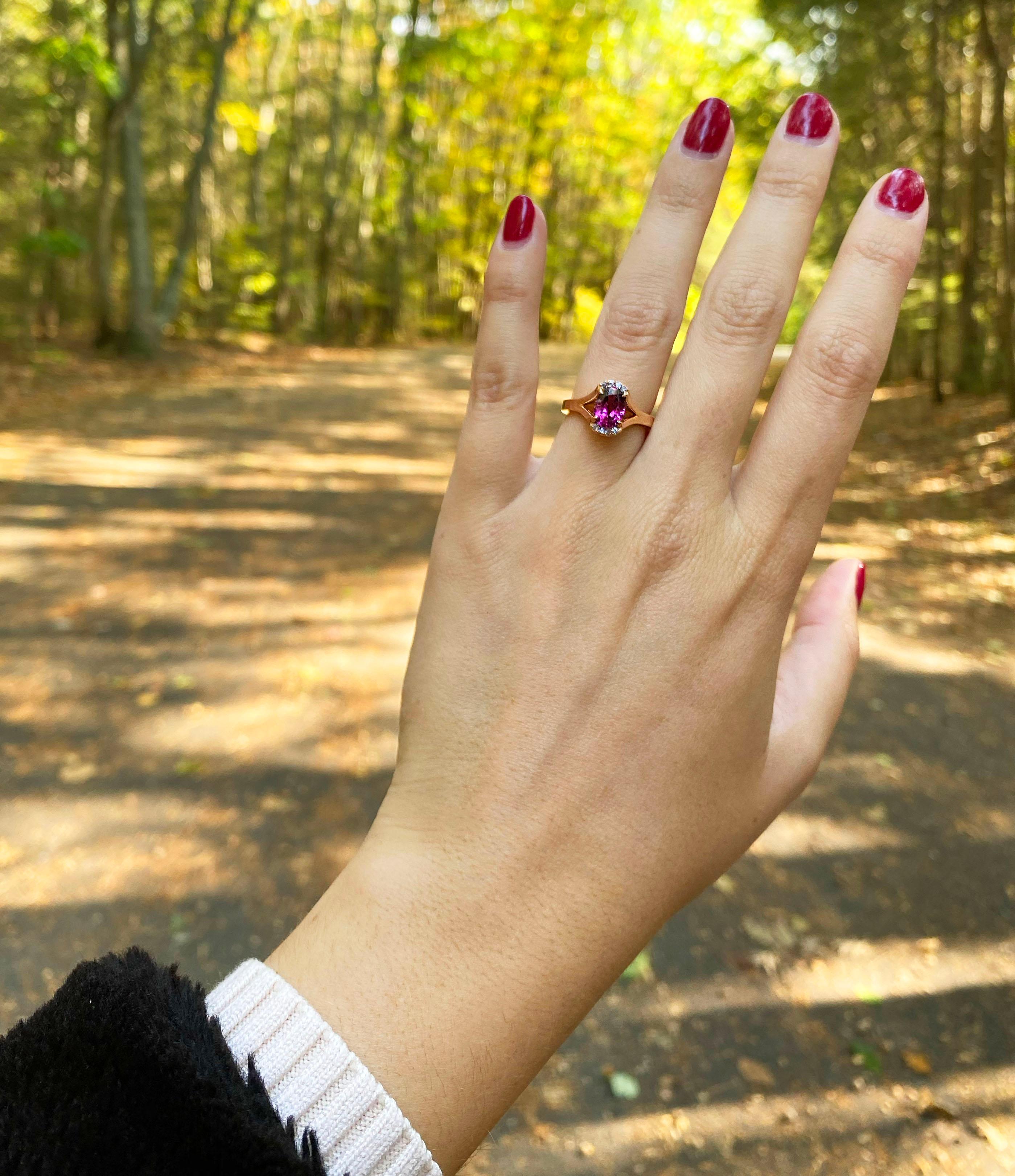 Taglio ovale Anello unico in oro rosa 18 carati con granato di rodolite e tanzanite in vendita