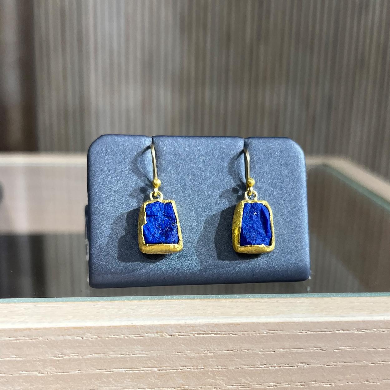 Artist One of a Kind Rough Lapis Lazuli Rectangle Gold Earrings, Petra Class 2023 For Sale