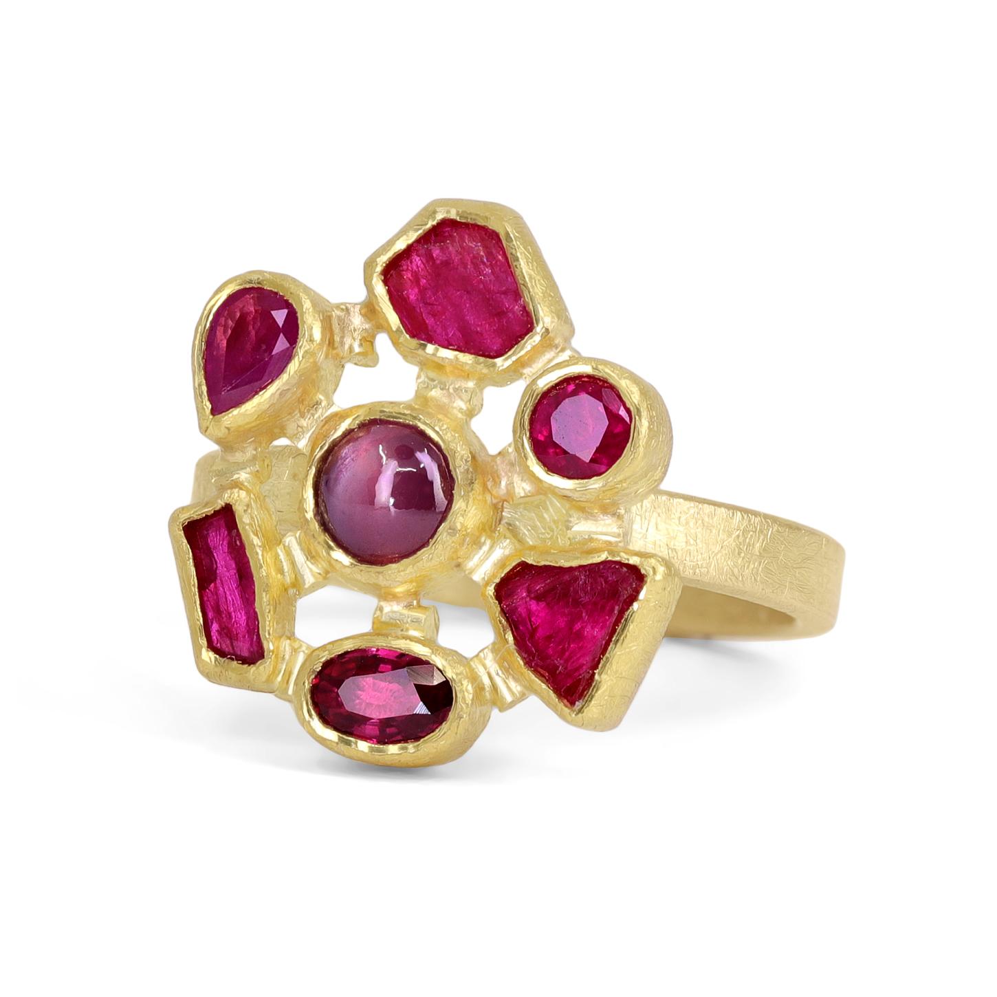 Anello a mosaico unico nel suo genere, realizzato a mano dalla pluripremiata creatrice di gioielli Petra Class, con un'incredibile serie di cristalli cabochon, taglio brillante e rubino grezzo in un mix di forme, incastonati singolarmente nell'oro