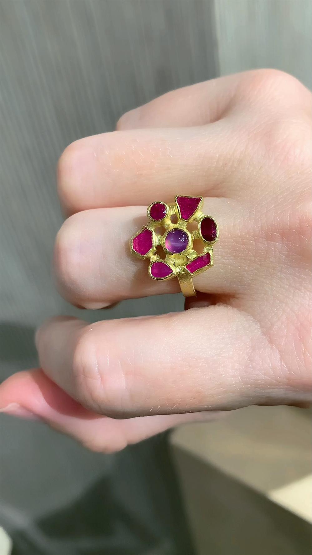Artista Anello a mosaico in oro 22k con rubino, unico nel suo genere, Petra Class 2024 in vendita