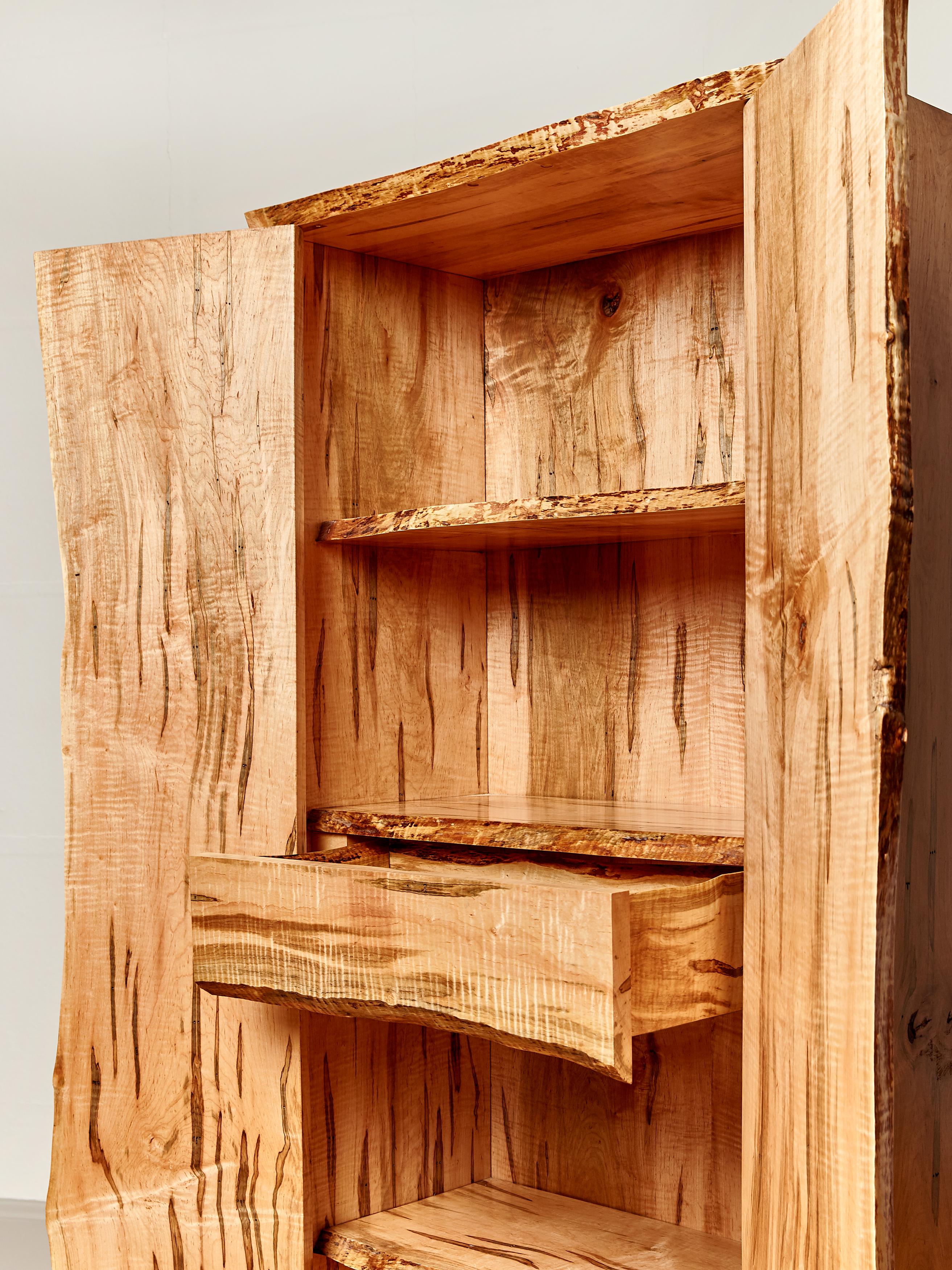 Einzigartiger Hochschrank aus Ambrosia-Ahorn mit scharfkantigen Türen, drei scharfkantigen Einlegeböden und einer scharfkantigen Schublade. Beine aus massivem Bronzeguss. Türen mit Kugelfang, Schubladen mit Soft-Close. Fertiggestellt mit Tungöl und