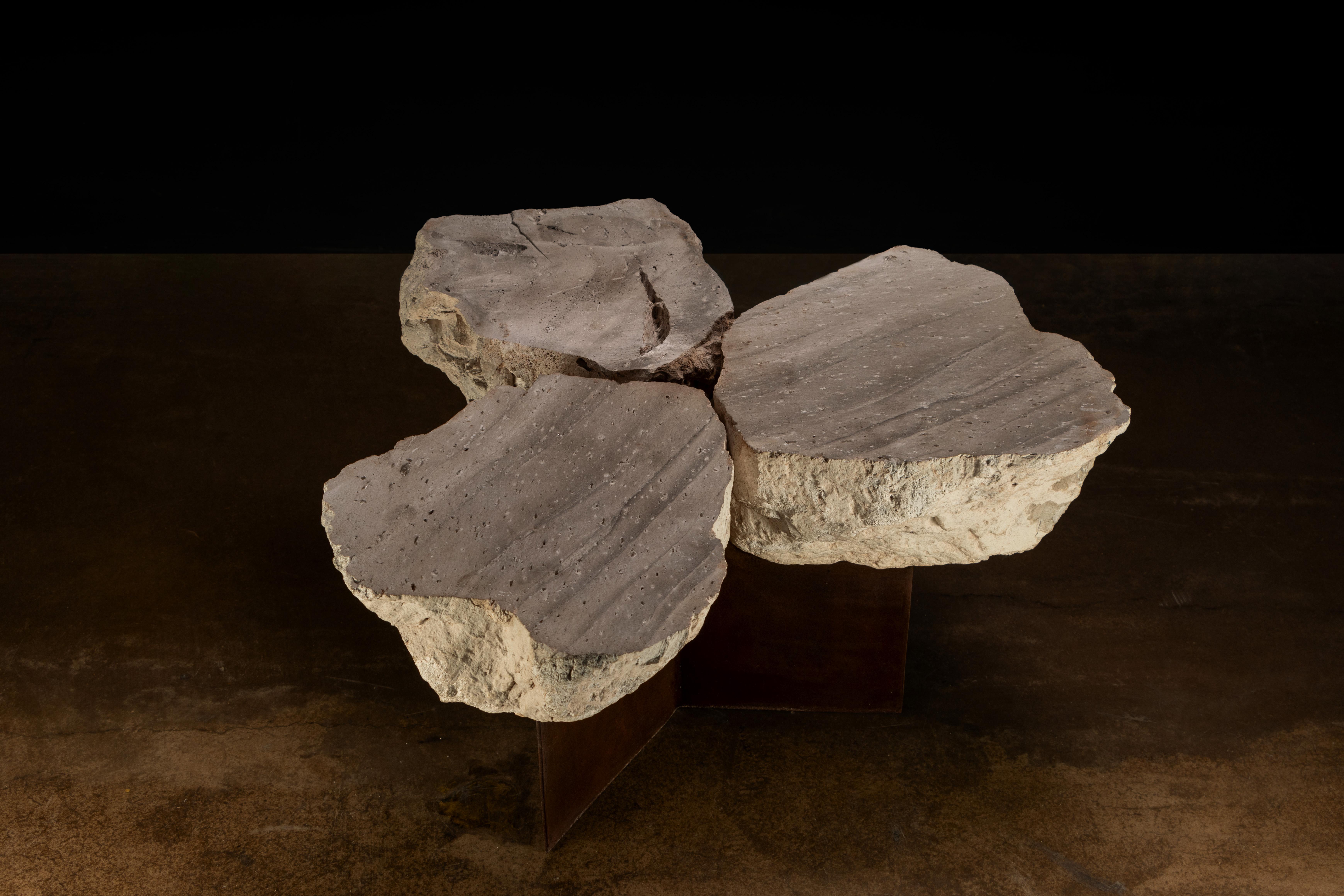 Taburete único de piedra volcánica y acero de Costantini, Fortezza en venta 6