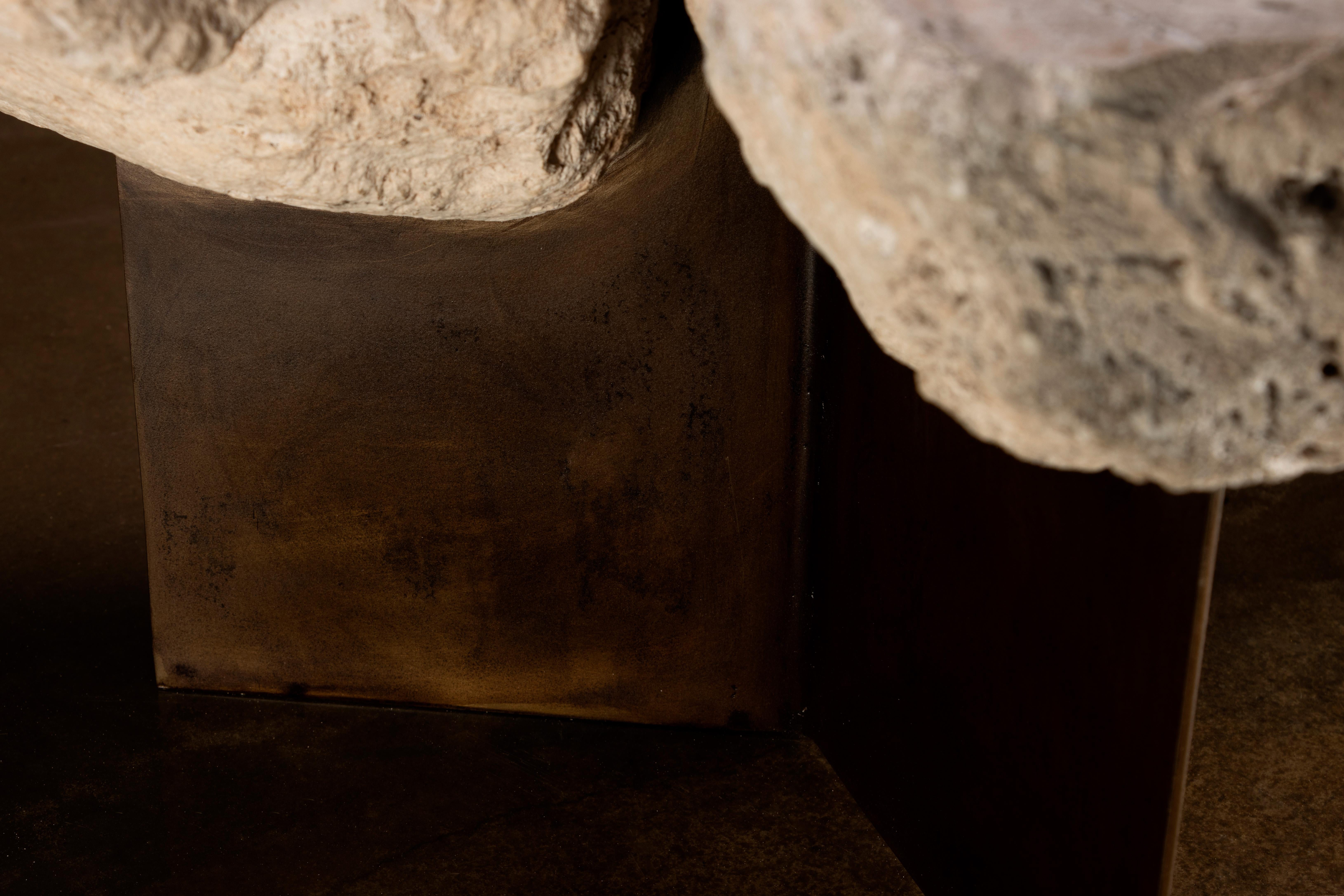 Taburete único de piedra volcánica y acero de Costantini, Fortezza en venta 9