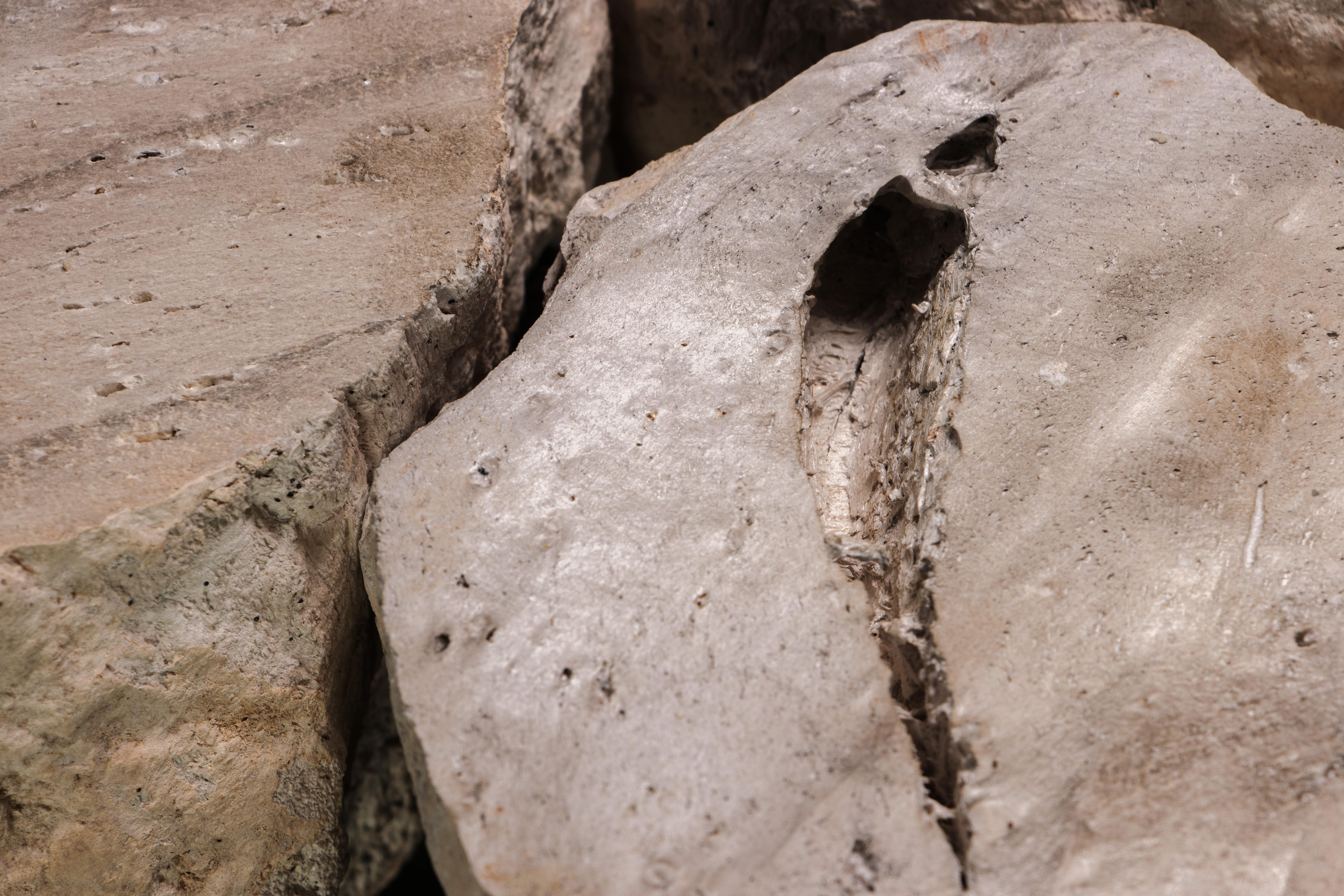 Taburete único de piedra volcánica y acero de Costantini, Fortezza en venta 10