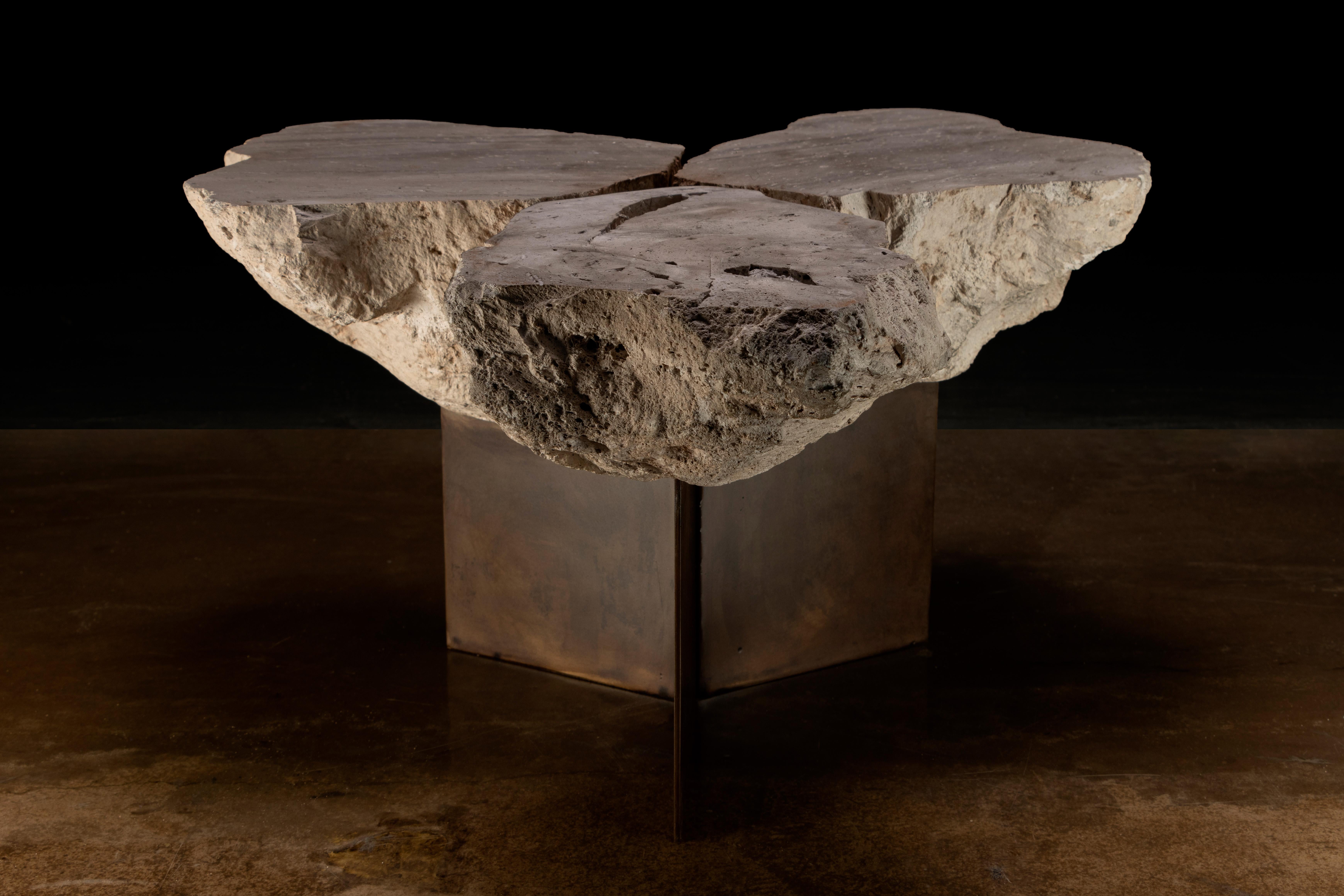Taburete único de piedra volcánica y acero de Costantini, Fortezza Piedra en venta