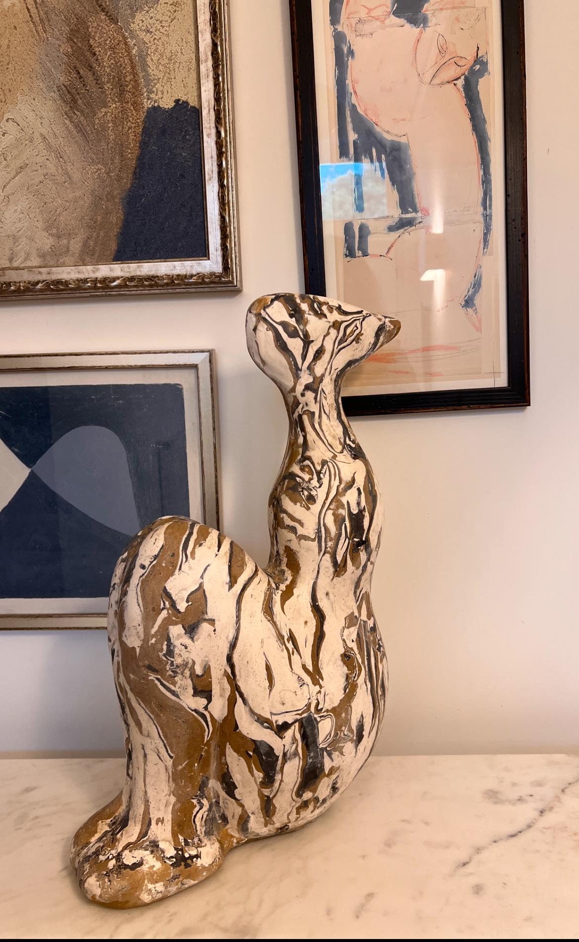 Escultura única de una mujer sentada, hecha a mano Siglo XXI y contemporáneo en venta