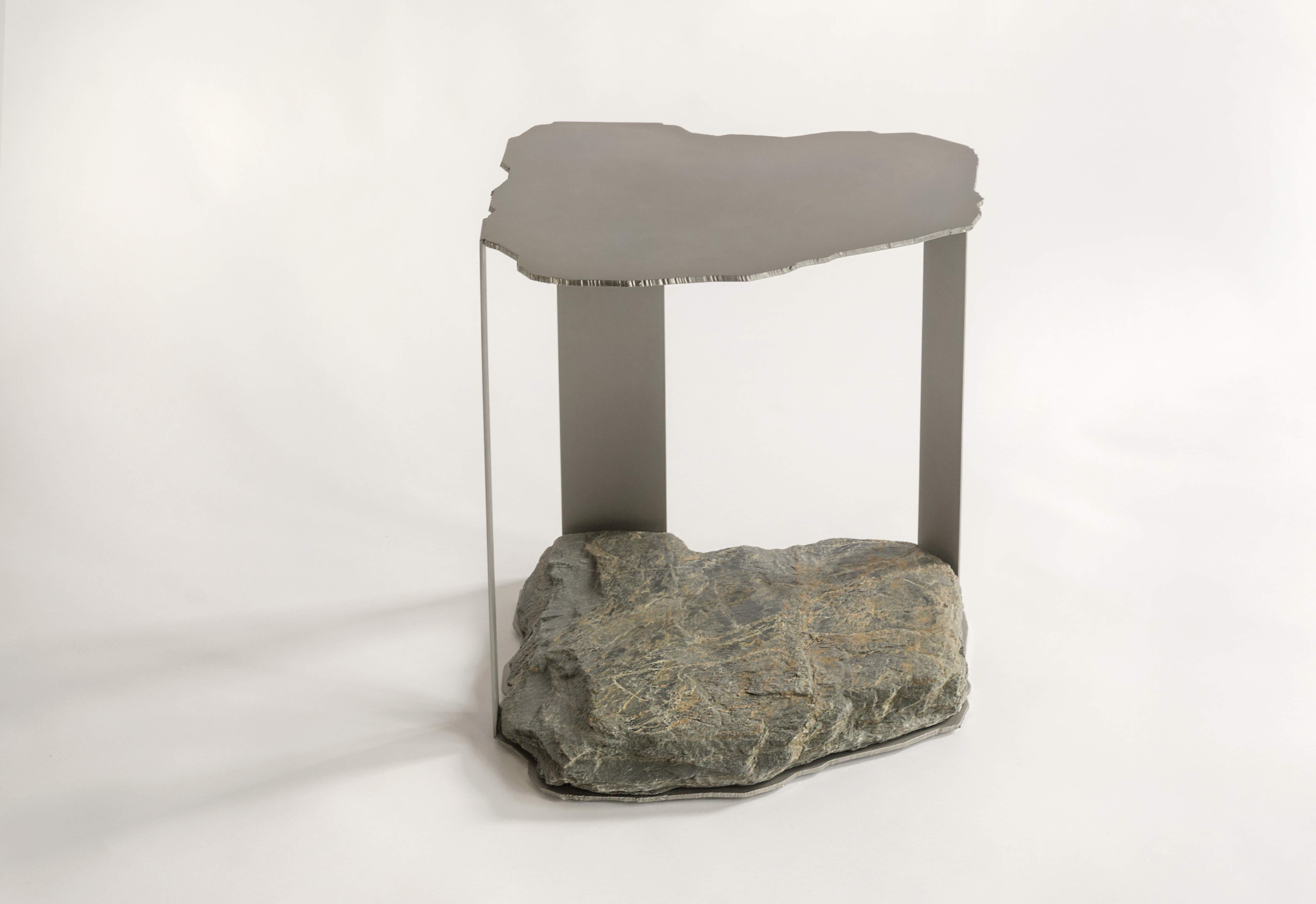 La Missisquoi № 10 de la collection intègre une pierre dont le contour et les caractéristiques ont été tracés et façonnés dans le plateau de la table, planant au-dessus d'elle pour refléter ses origines. Le dessus est découpé à la flamme puis poli