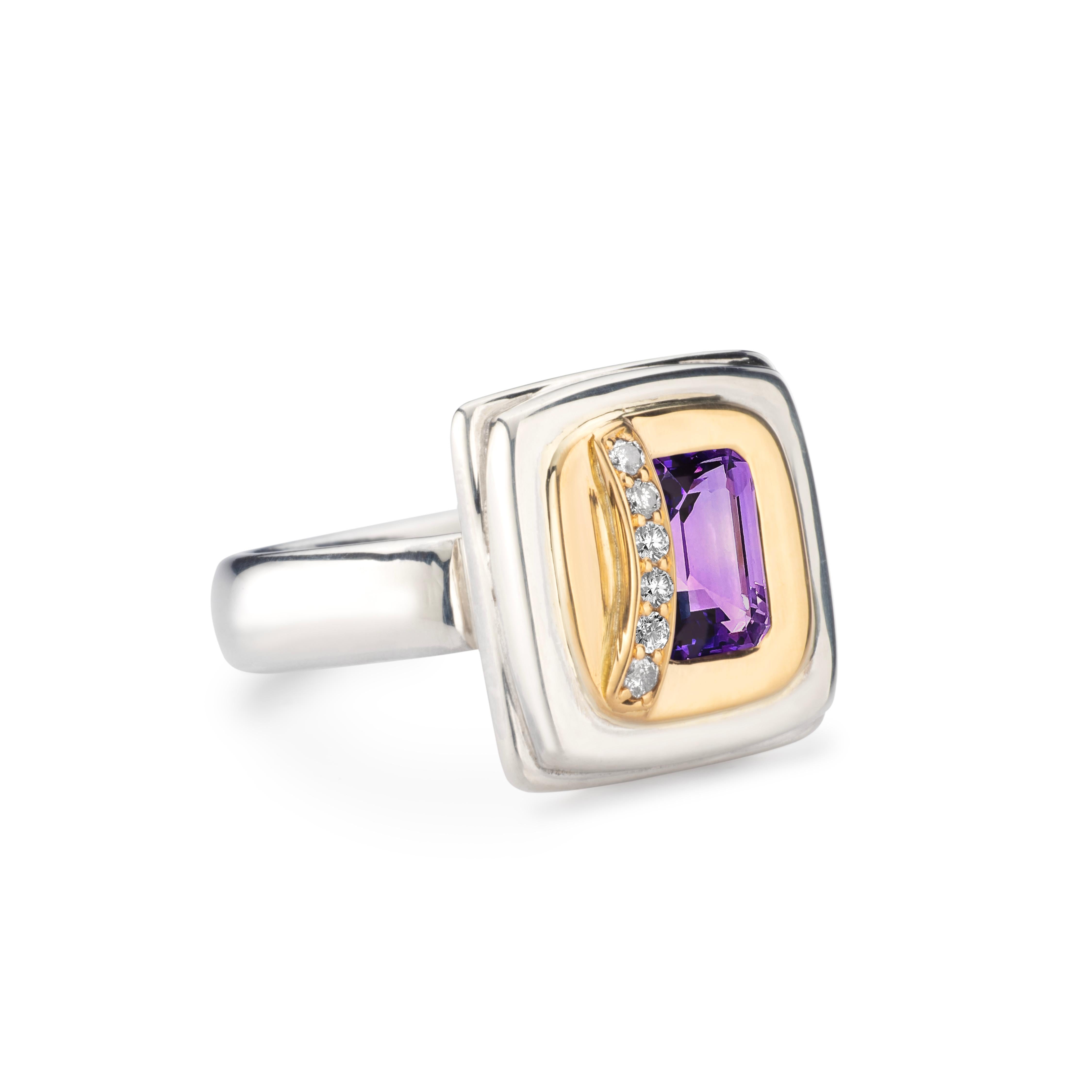 Dieser einzigartige Ring mit Amethysten und Diamanten ist aus Sterlingsilber und 18-karätigem Gelbgold gefertigt und wird in London vom Goldschmied und Juwelier Skomer Studio by Daisy Simpson handgefertigt. In der Mitte befindet sich ein Amethyst im