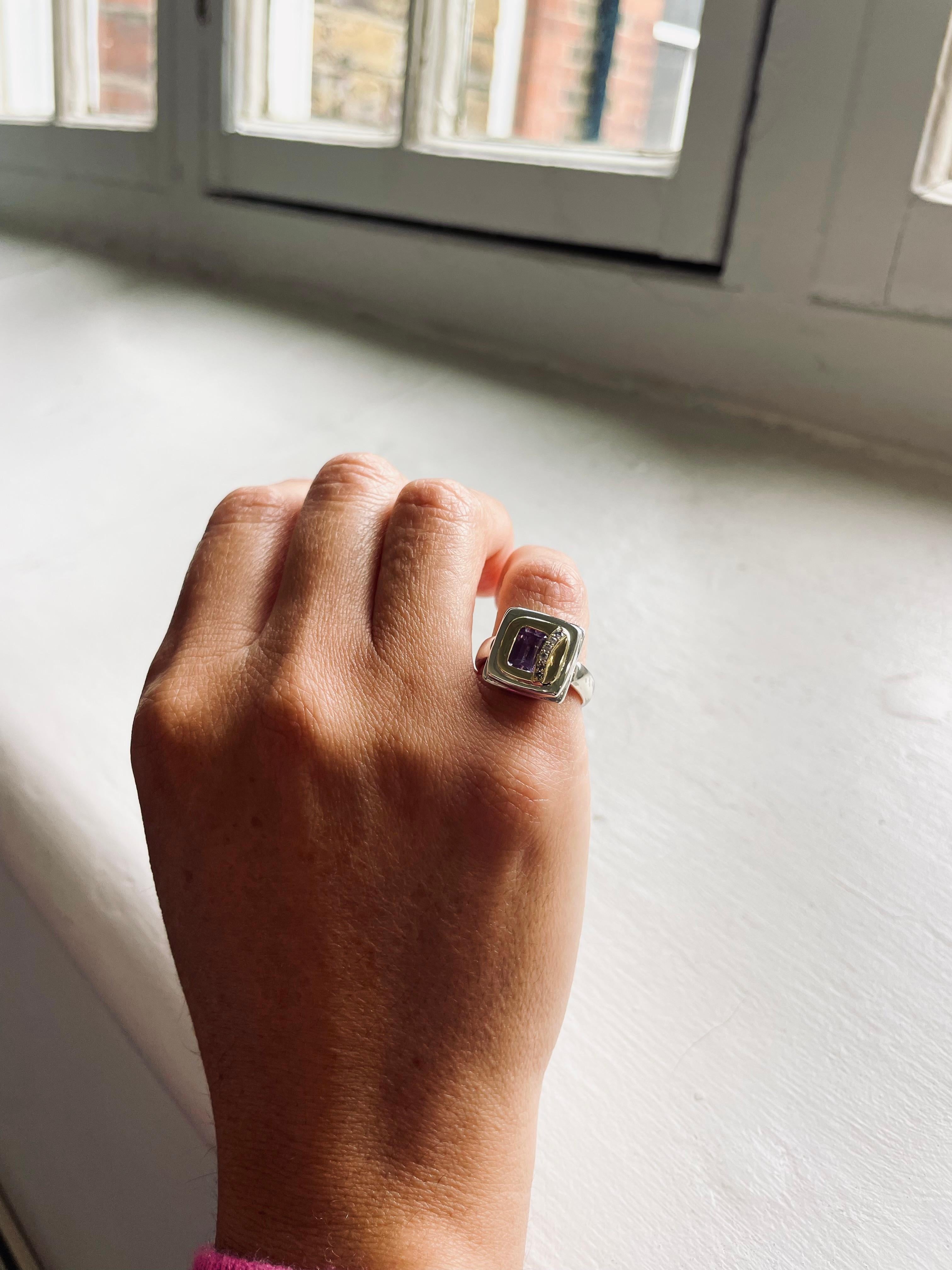 Einzigartiger geschwungener Ring aus Silber und 18 Karat Gold mit Amethyst und Diamanten (Moderne) im Angebot