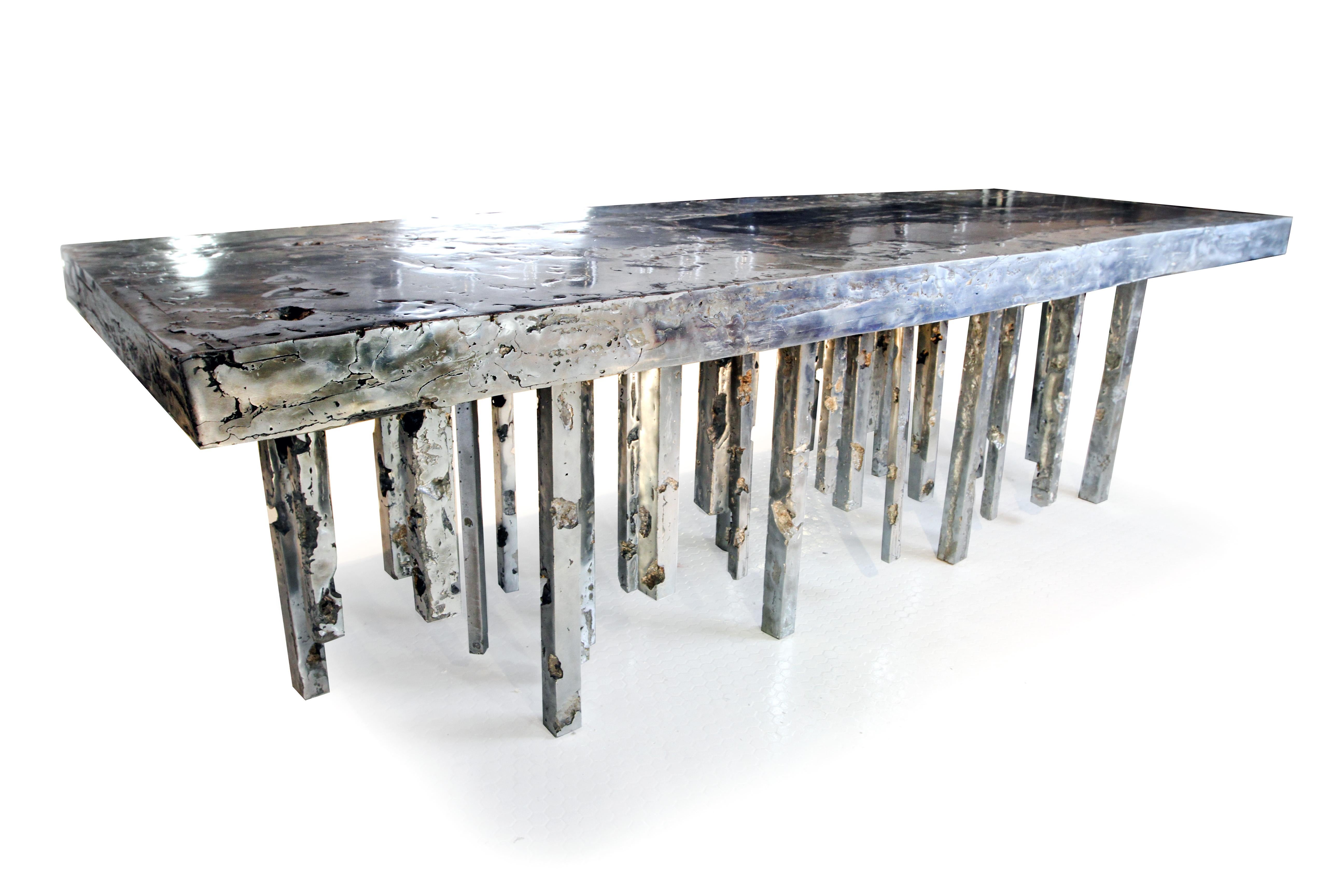 Nord-américain Table de salle à manger sculpturale unique en son genre en zinc massif et bois pétrifié en forme de cascade