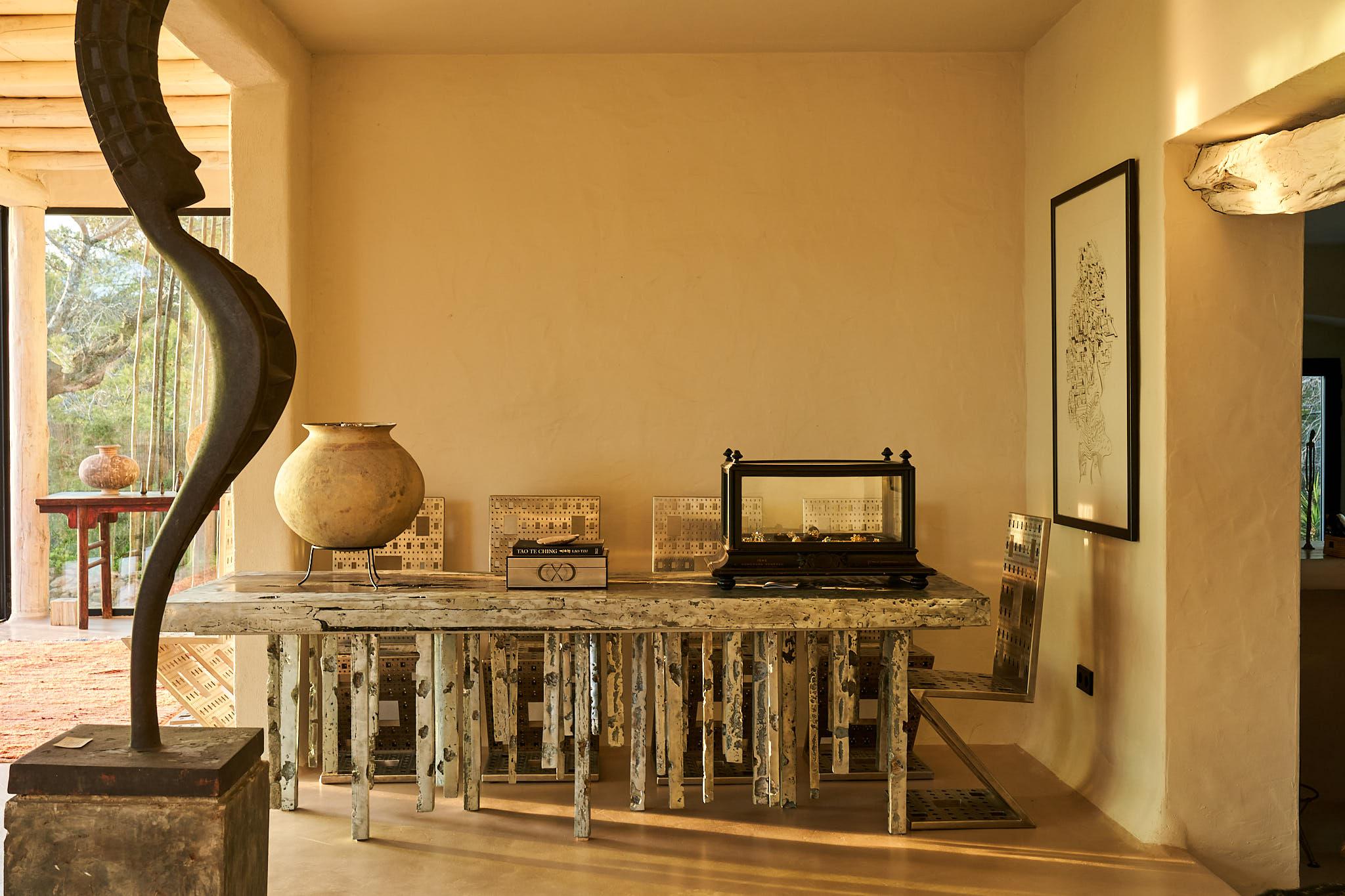 Zinc Table de salle à manger sculpturale unique en son genre en zinc massif et bois pétrifié en forme de cascade