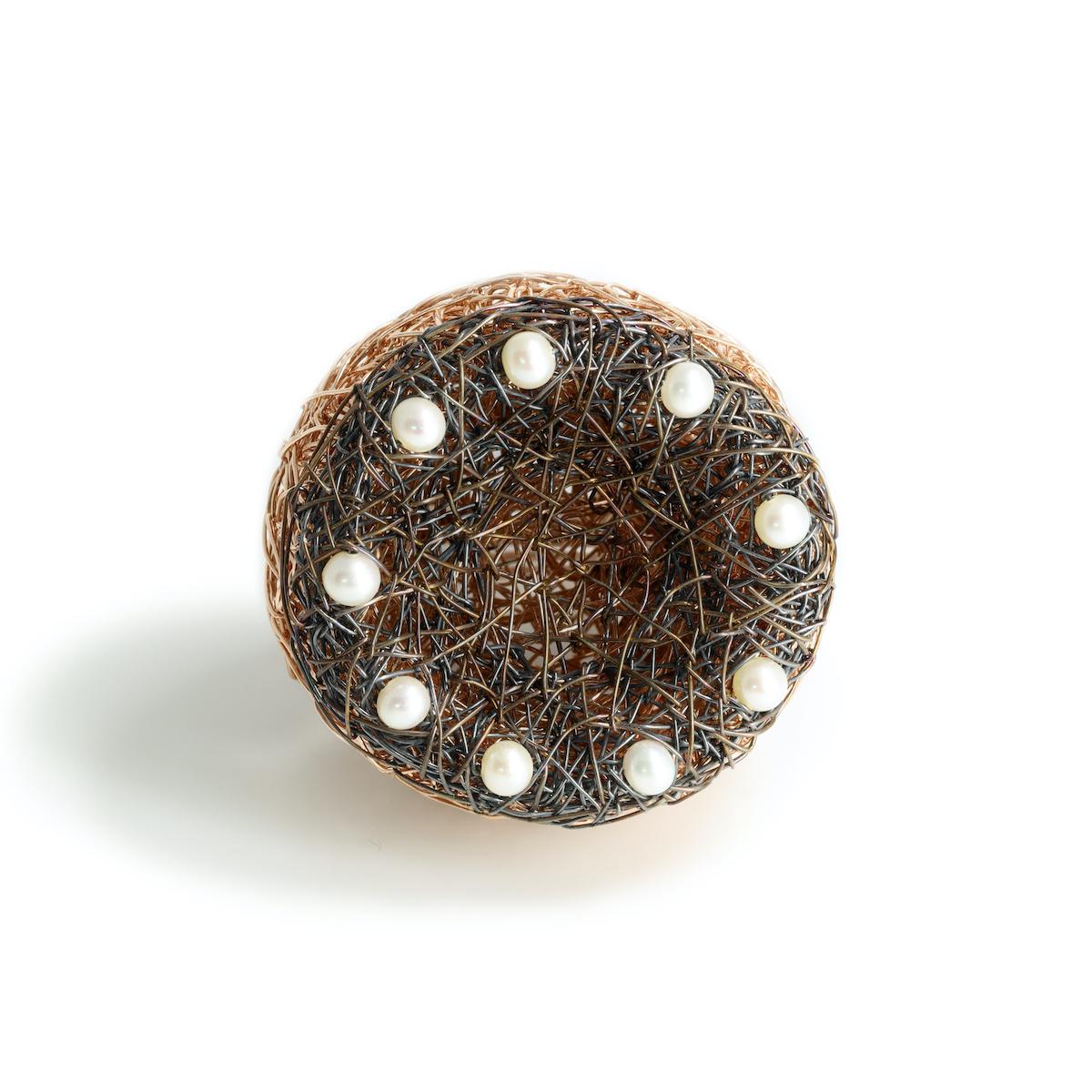 Anello cocktail di perle bicolore unico nel suo genere, creato dall'artista. in vendita 4