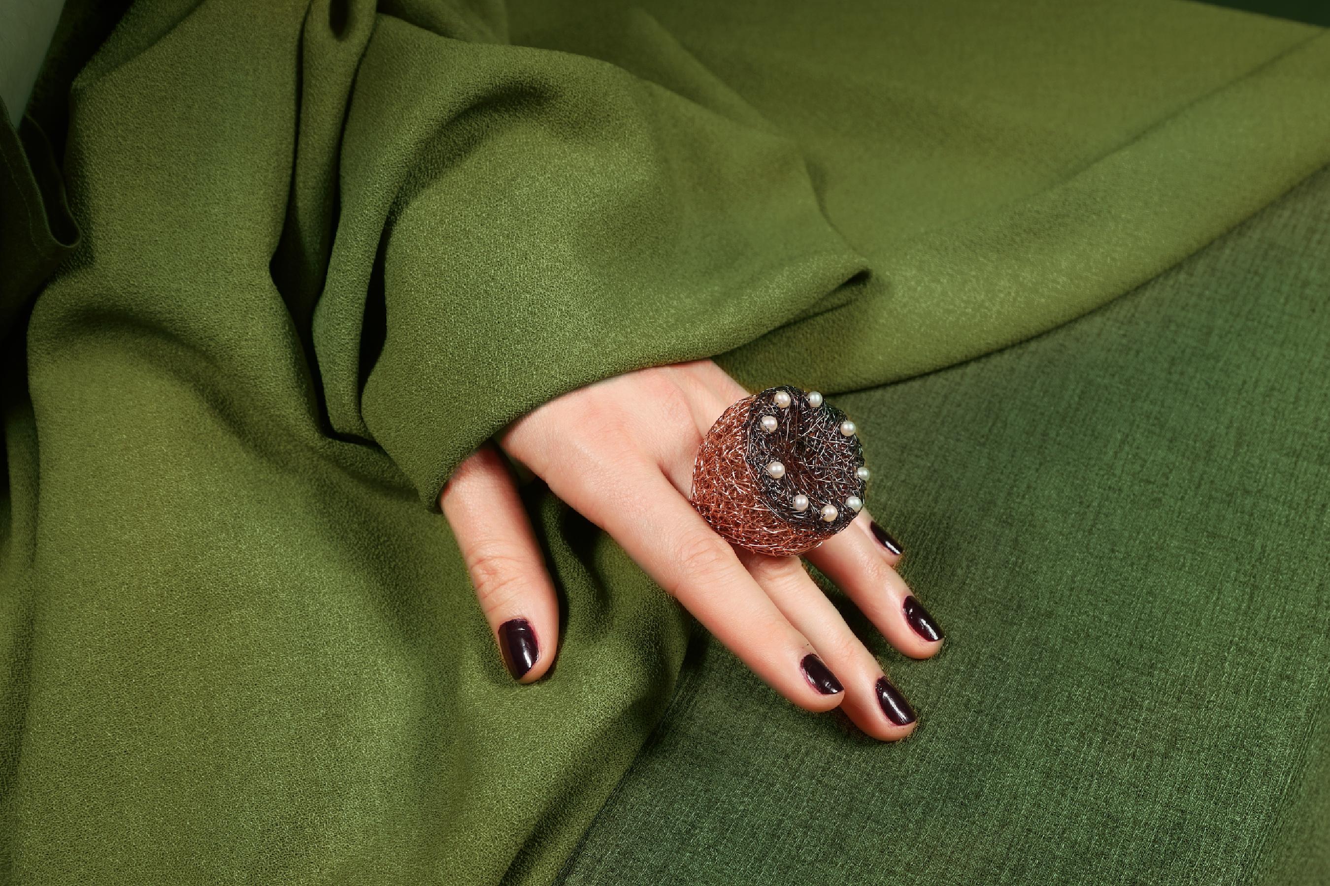 Anello cocktail di perle bicolore unico nel suo genere, creato dall'artista. in vendita 5