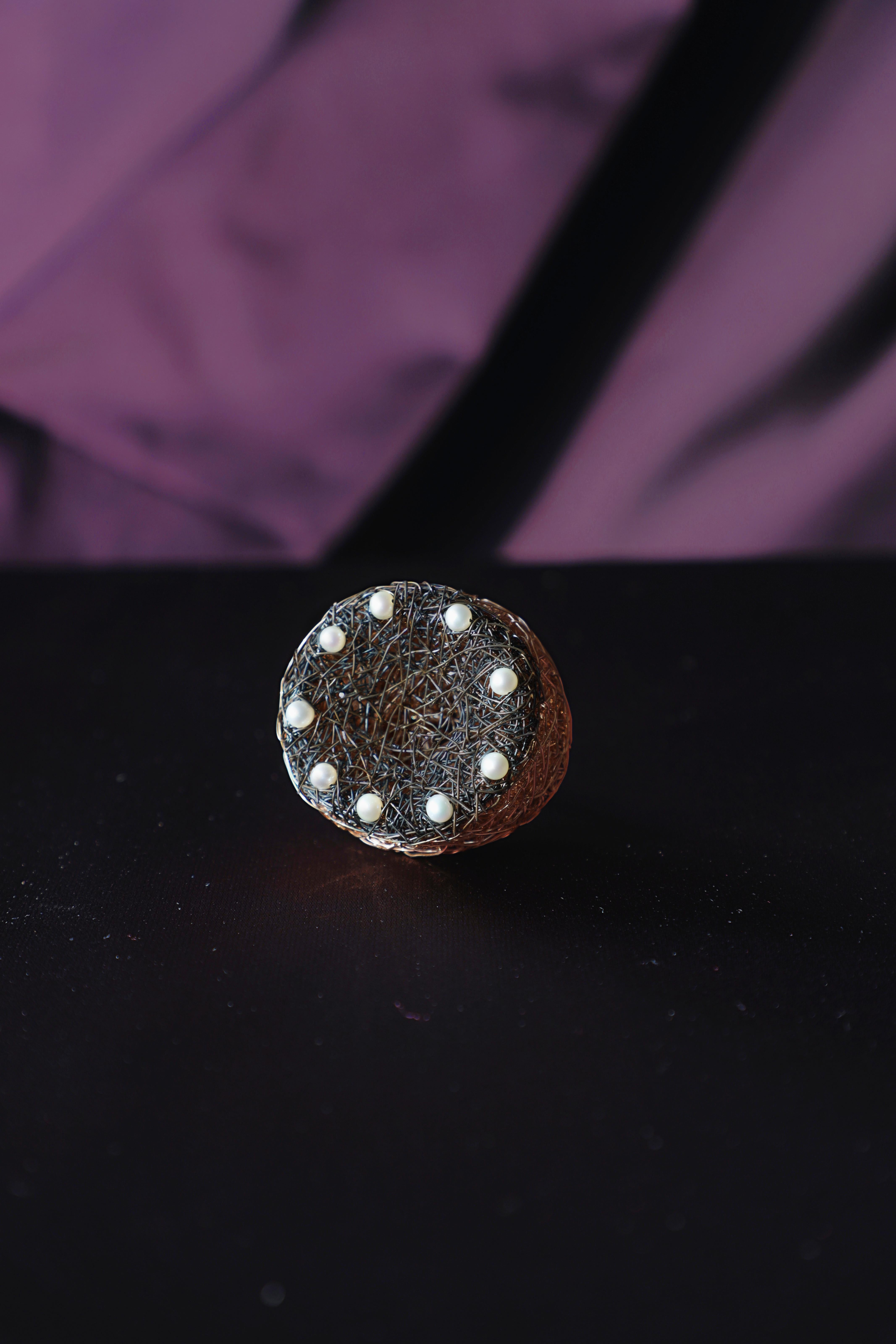 Contemporaneo Anello cocktail di perle bicolore unico nel suo genere, creato dall'artista. in vendita