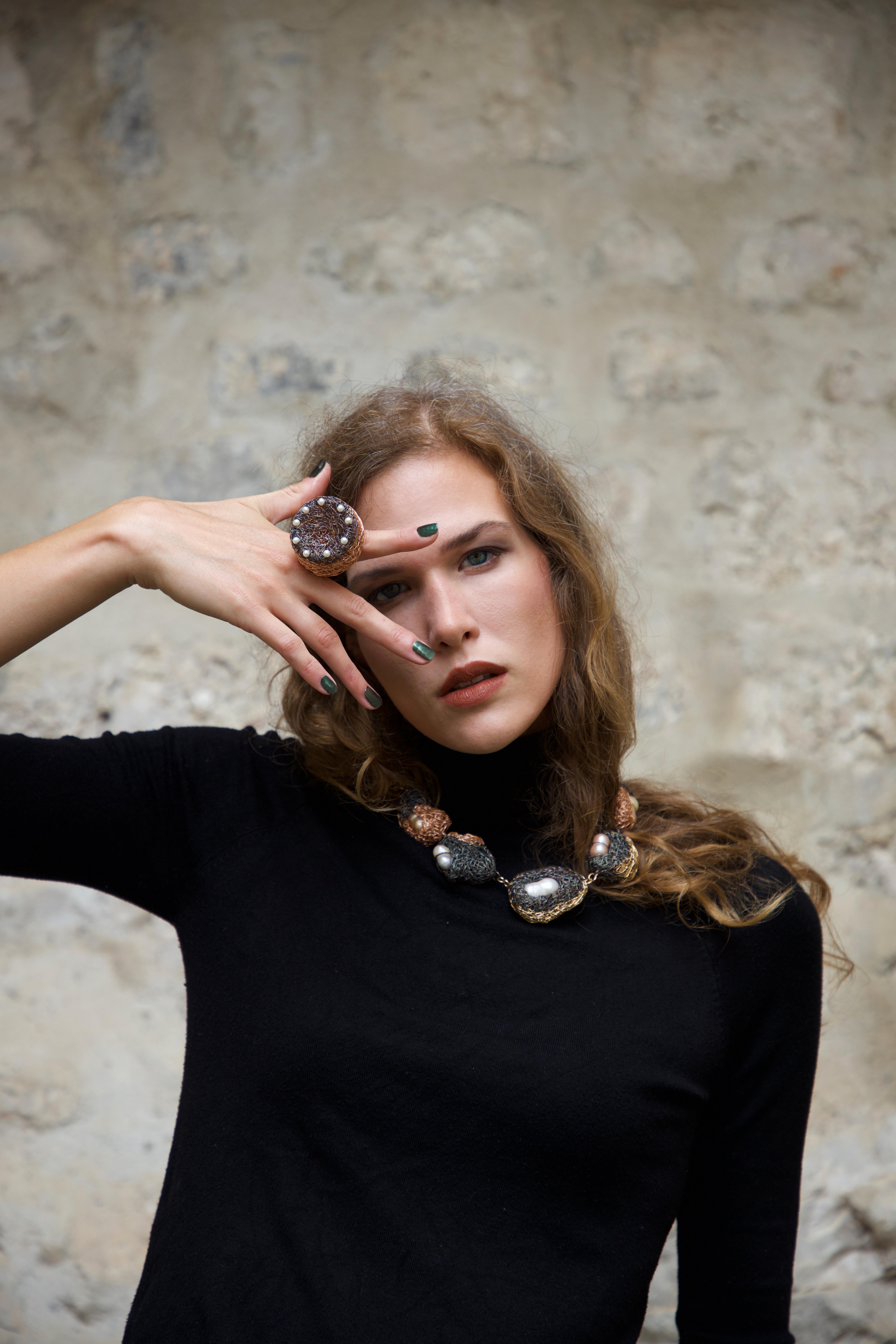 Anello cocktail di perle bicolore unico nel suo genere, creato dall'artista. In condizioni Nuovo in vendita a Engelberg, CH