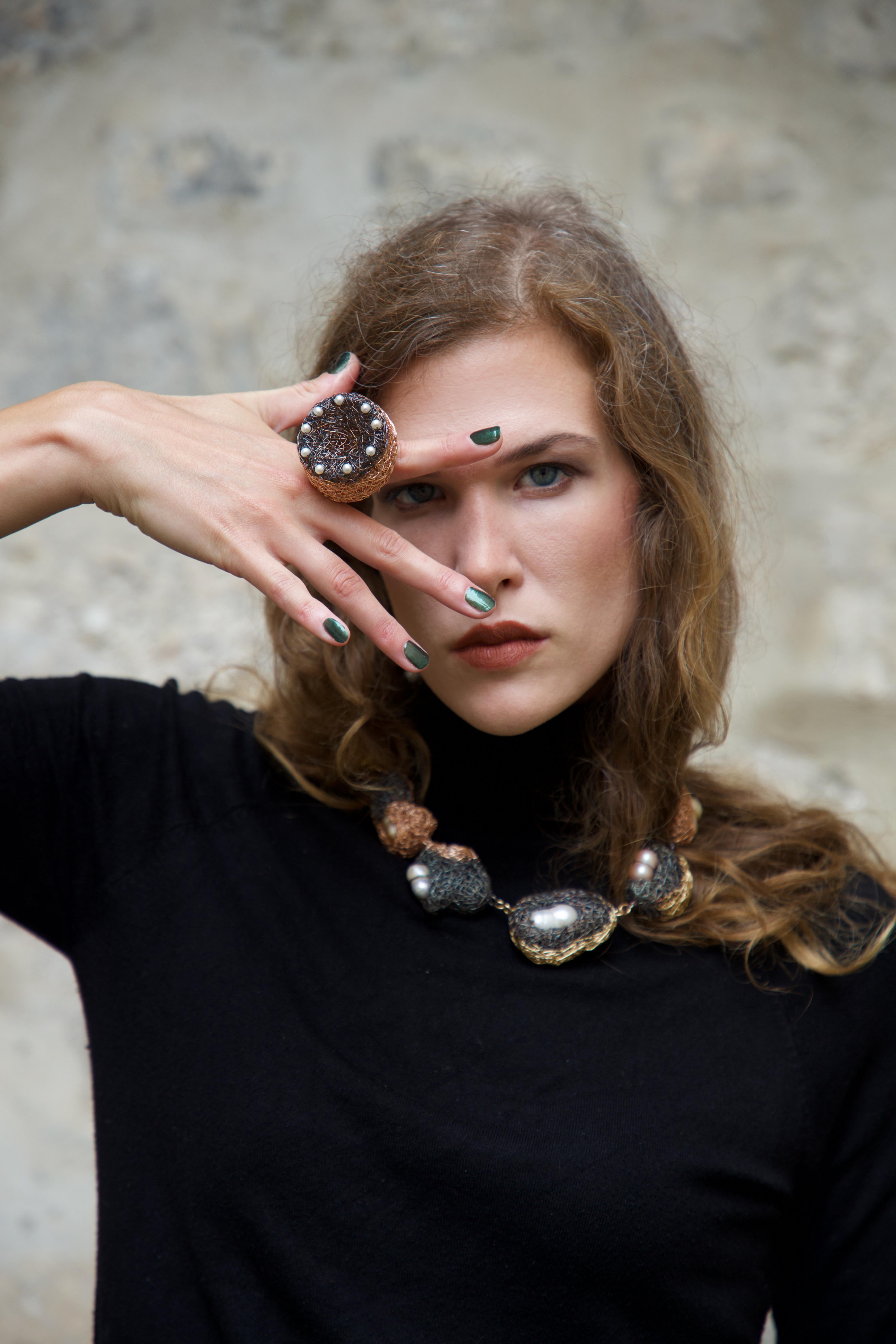 Anello cocktail di perle bicolore unico nel suo genere, creato dall'artista. in vendita 1