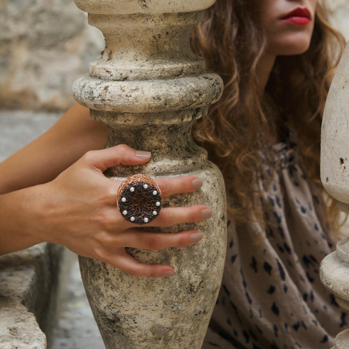 Anello cocktail di perle bicolore unico nel suo genere, creato dall'artista. in vendita 2