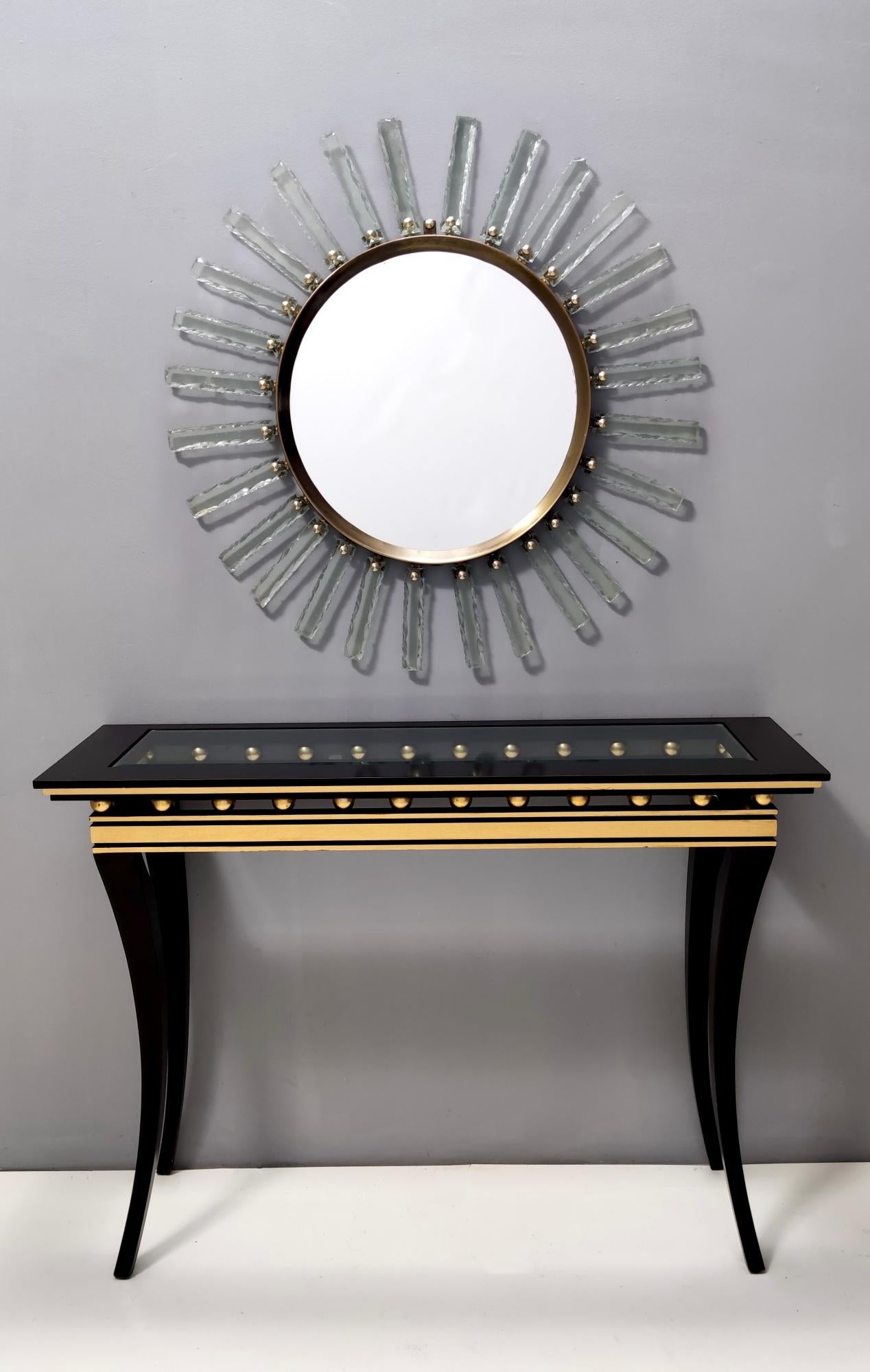 Made in Italy, 2022.
This mirror features a brass frame and green Nile hammered glass pieces that are 2.3 centimeters thick and are original from the 70s. As a matter of fact, this shade of glass is no longer available. 
Its imperfections are due to