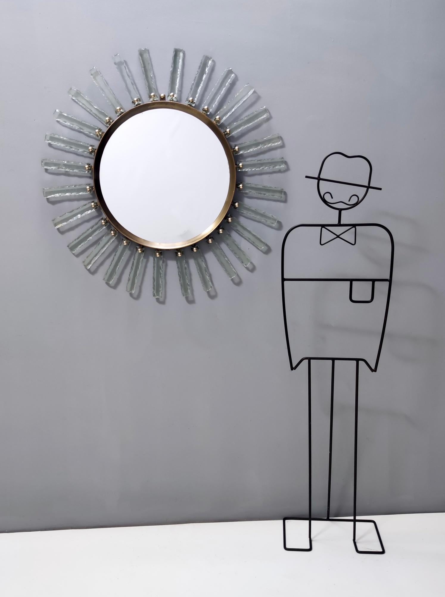 Martelé Miroir mural unique en forme de soleil en verre martelé et laiton par Enzio Wenk en vente