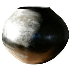 Vase Sur unique en son genre en ciment pigmenté par Studio Noon