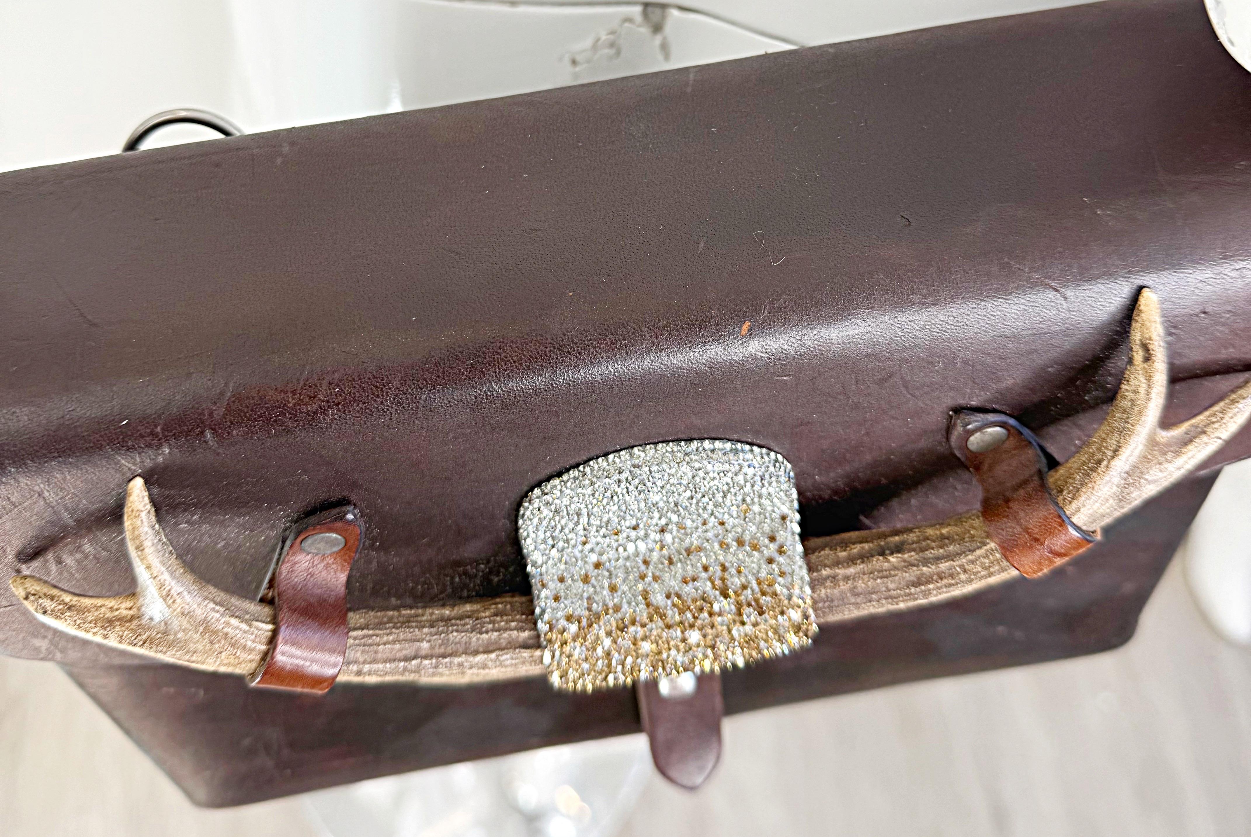 Bolso cruzado Swarovski único en su especie de cuero marrón reciclado Vintage Swiss Ammo en venta 5