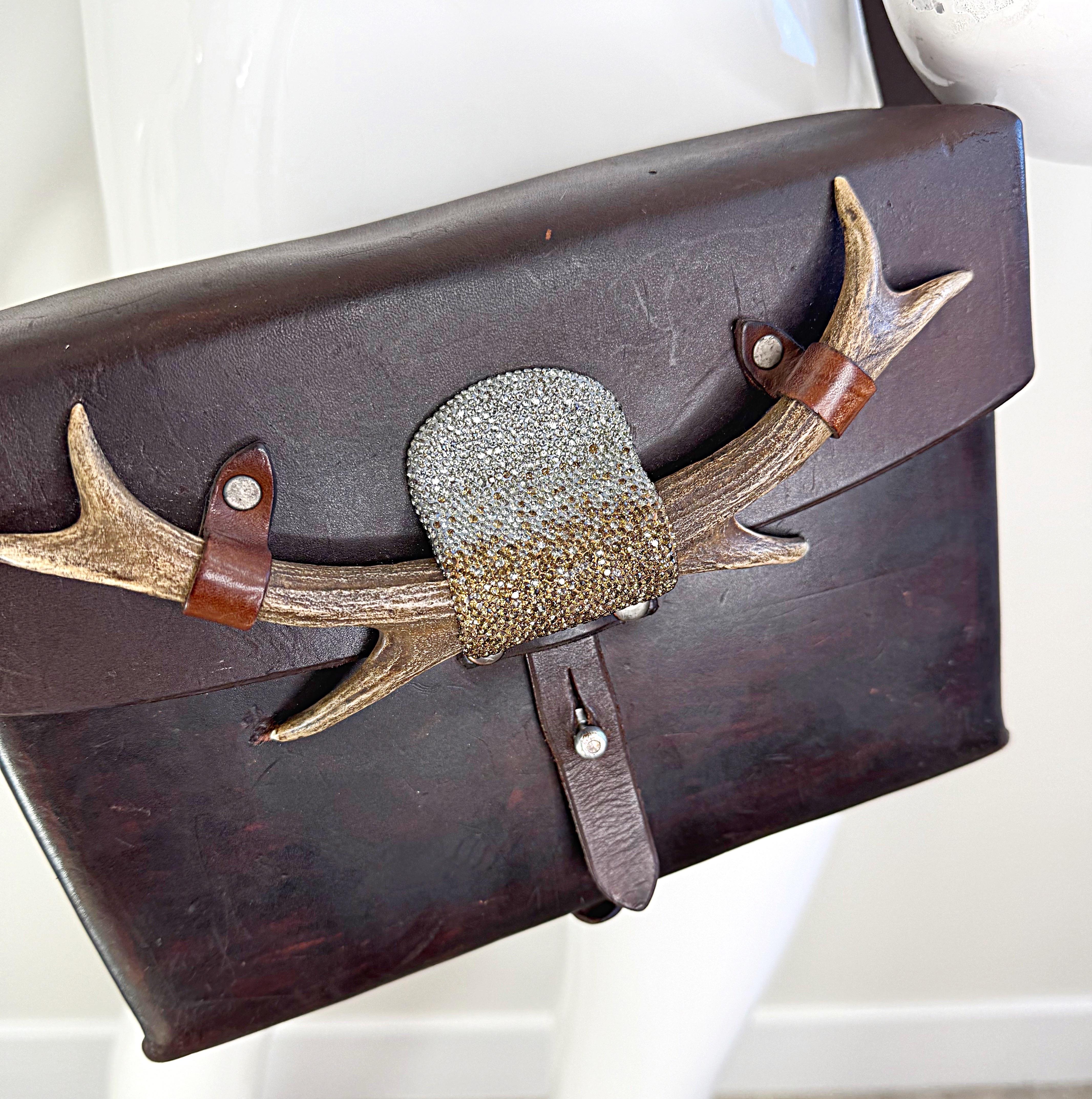 Bolso cruzado Swarovski único en su especie de cuero marrón reciclado Vintage Swiss Ammo en venta 7
