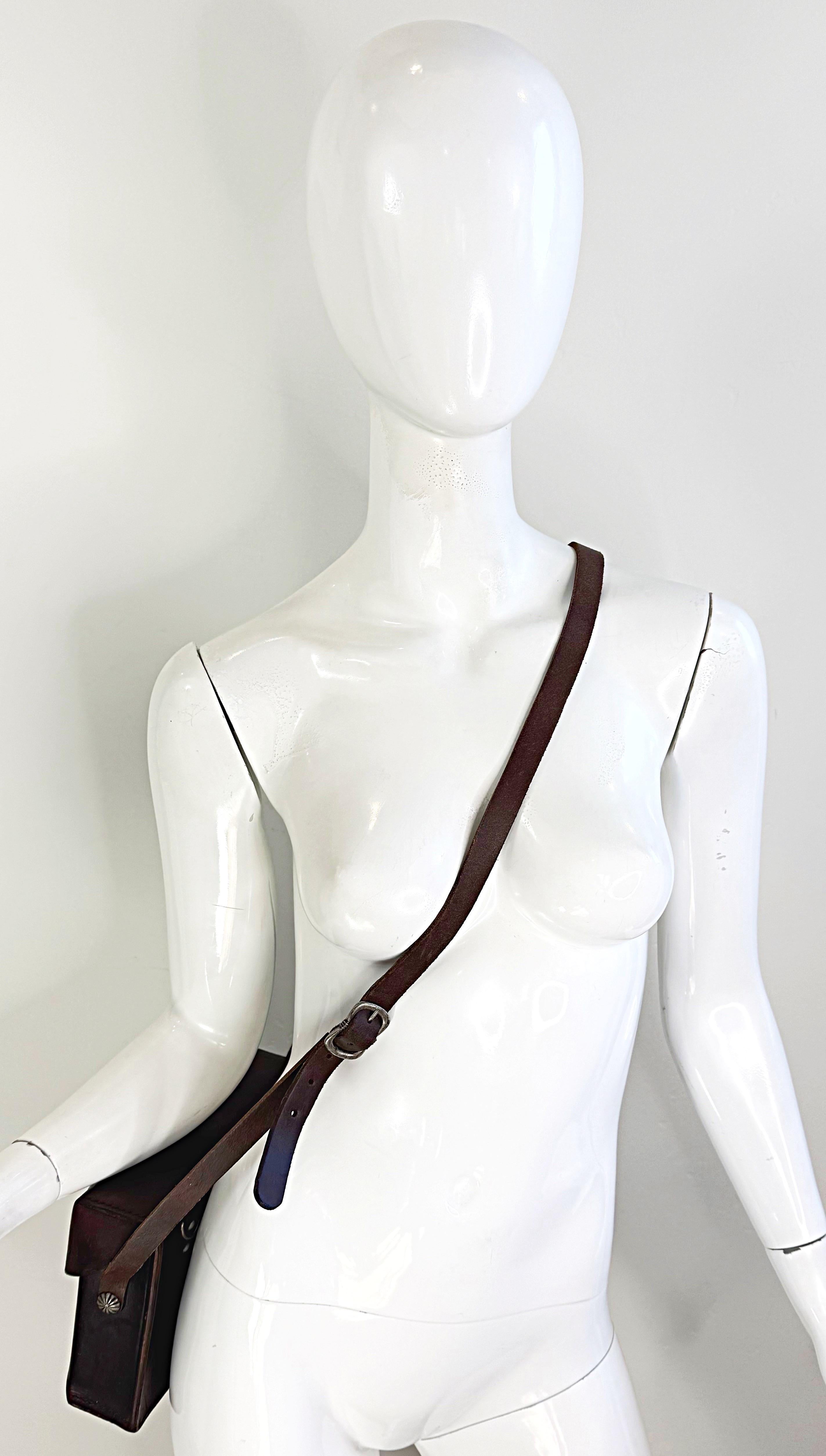 Bolso cruzado Swarovski único en su especie de cuero marrón reciclado Vintage Swiss Ammo en venta 9