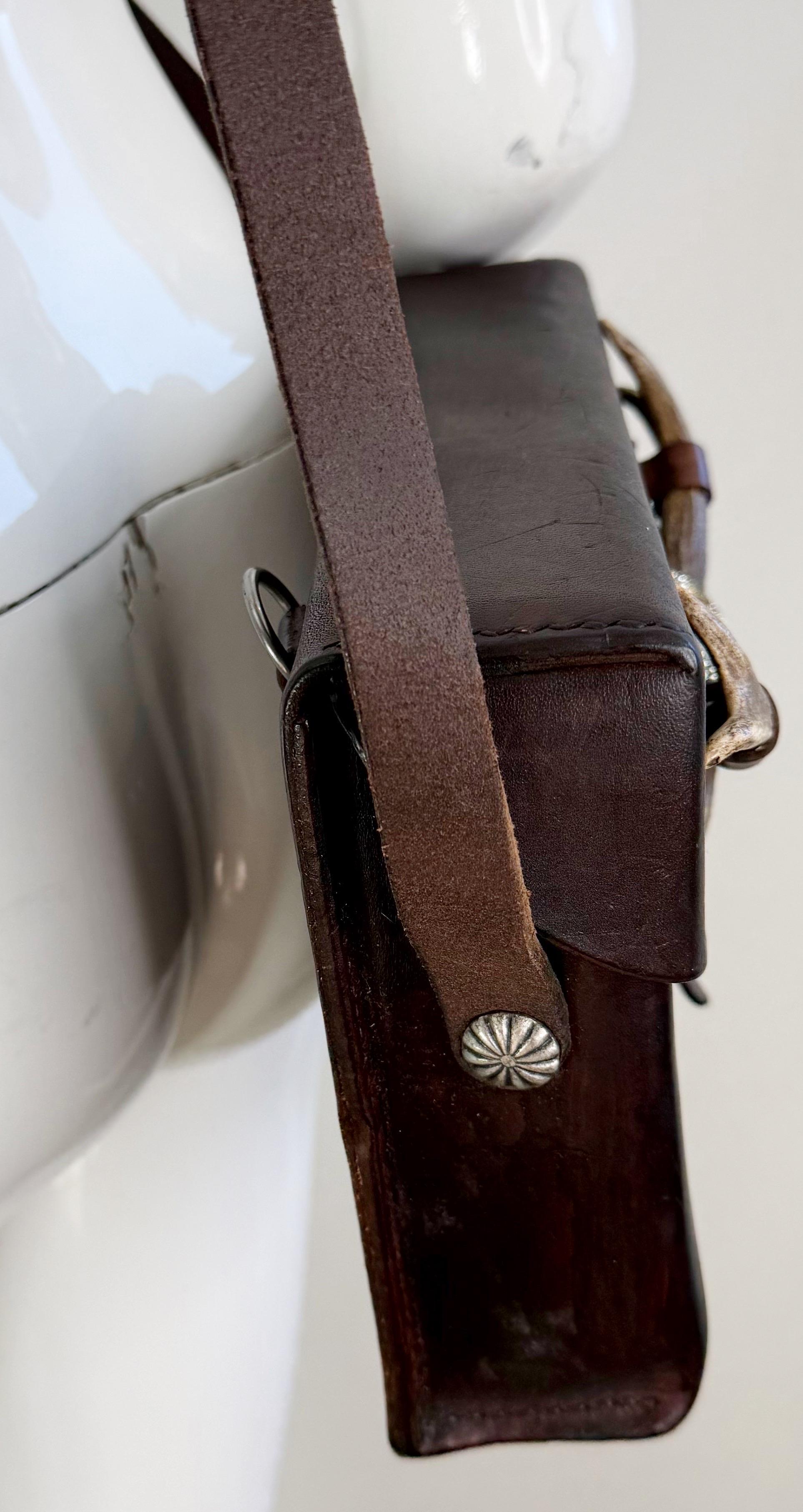 Bolso cruzado Swarovski único en su especie de cuero marrón reciclado Vintage Swiss Ammo en venta 12