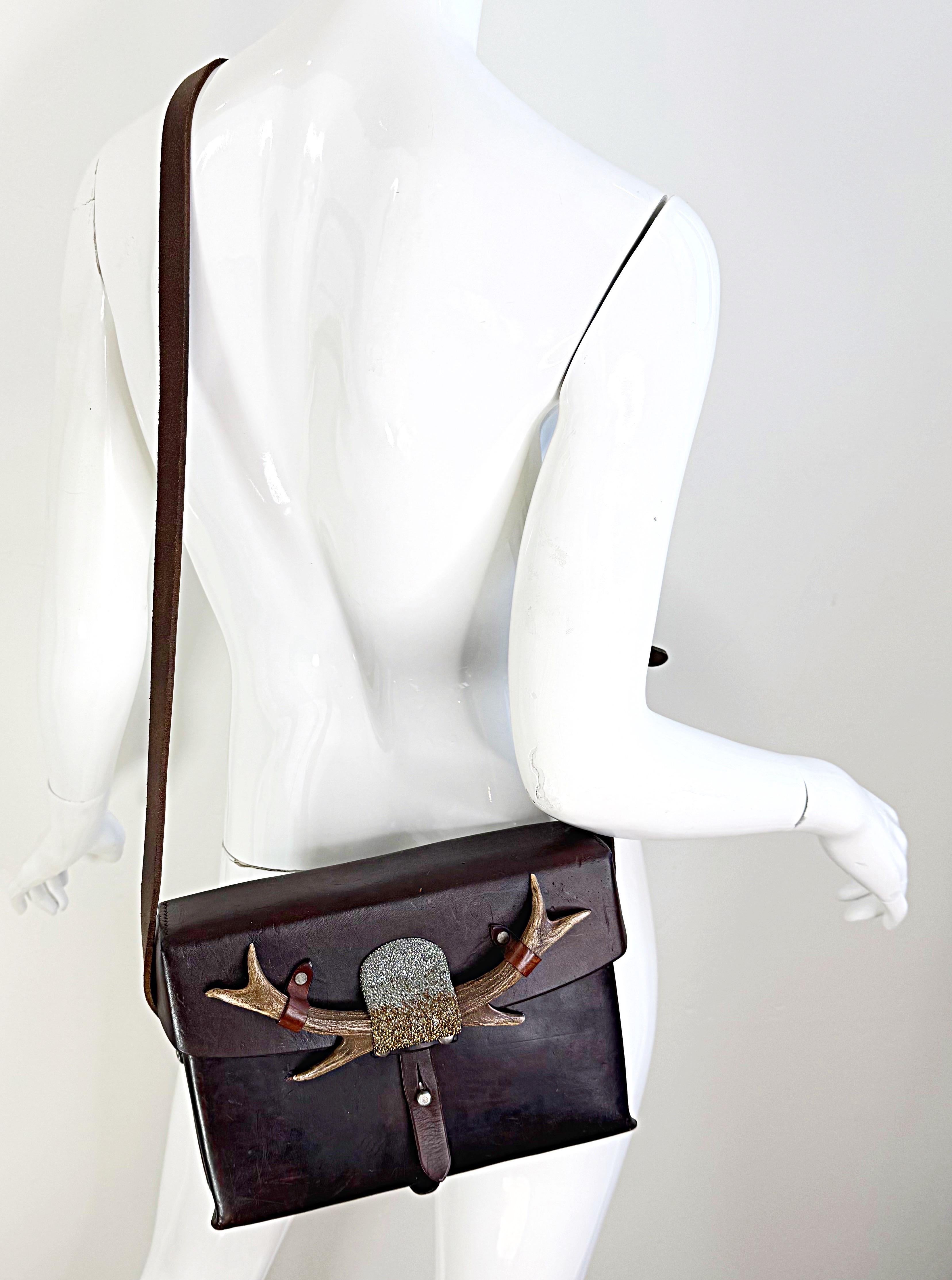 ¡Bolso bandolera cruzado de cuero marrón envejecido SWAROVSKI único en su especie! Esta bolsa tan bien elaborada se recicló a partir de una bolsa de munición suiza vintage de R. Beyeler Sattler Wahlendorf. Bandolera ajustable. Cornamenta en la parte