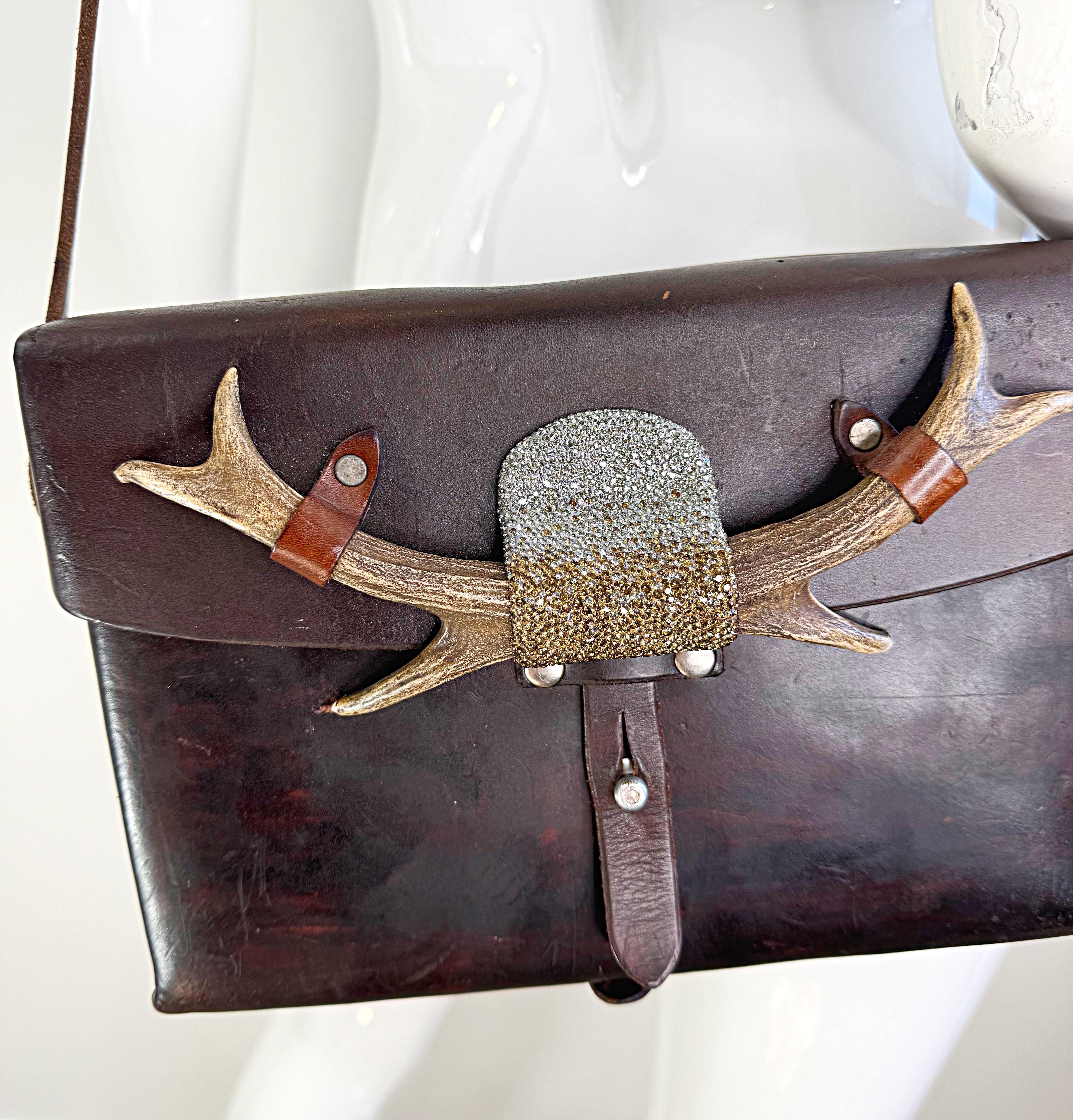 Bolso cruzado Swarovski único en su especie de cuero marrón reciclado Vintage Swiss Ammo Gris en venta
