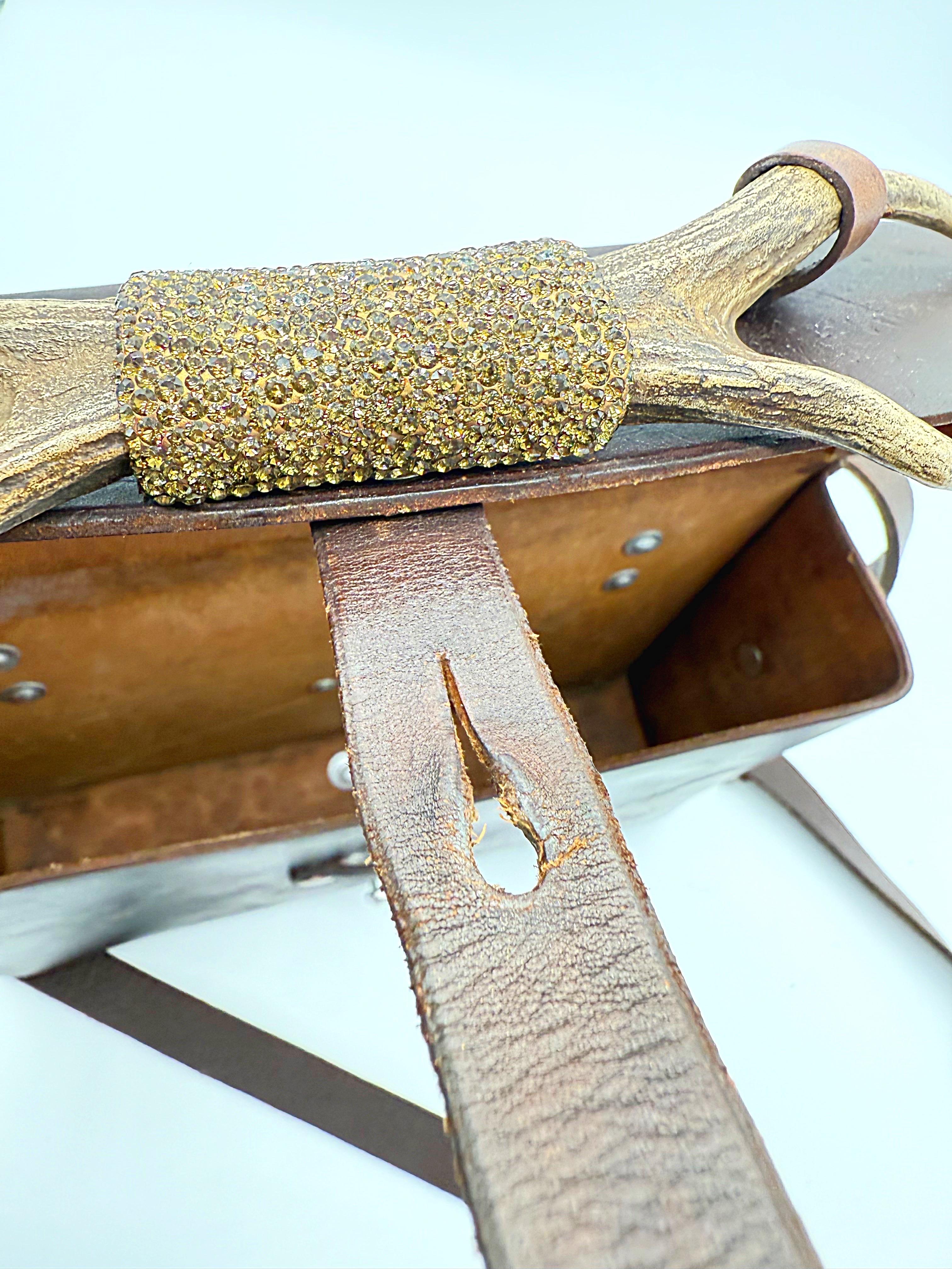 Bolso cruzado Swarovski único en su especie de cuero marrón reciclado Vintage Swiss Ammo en venta 1