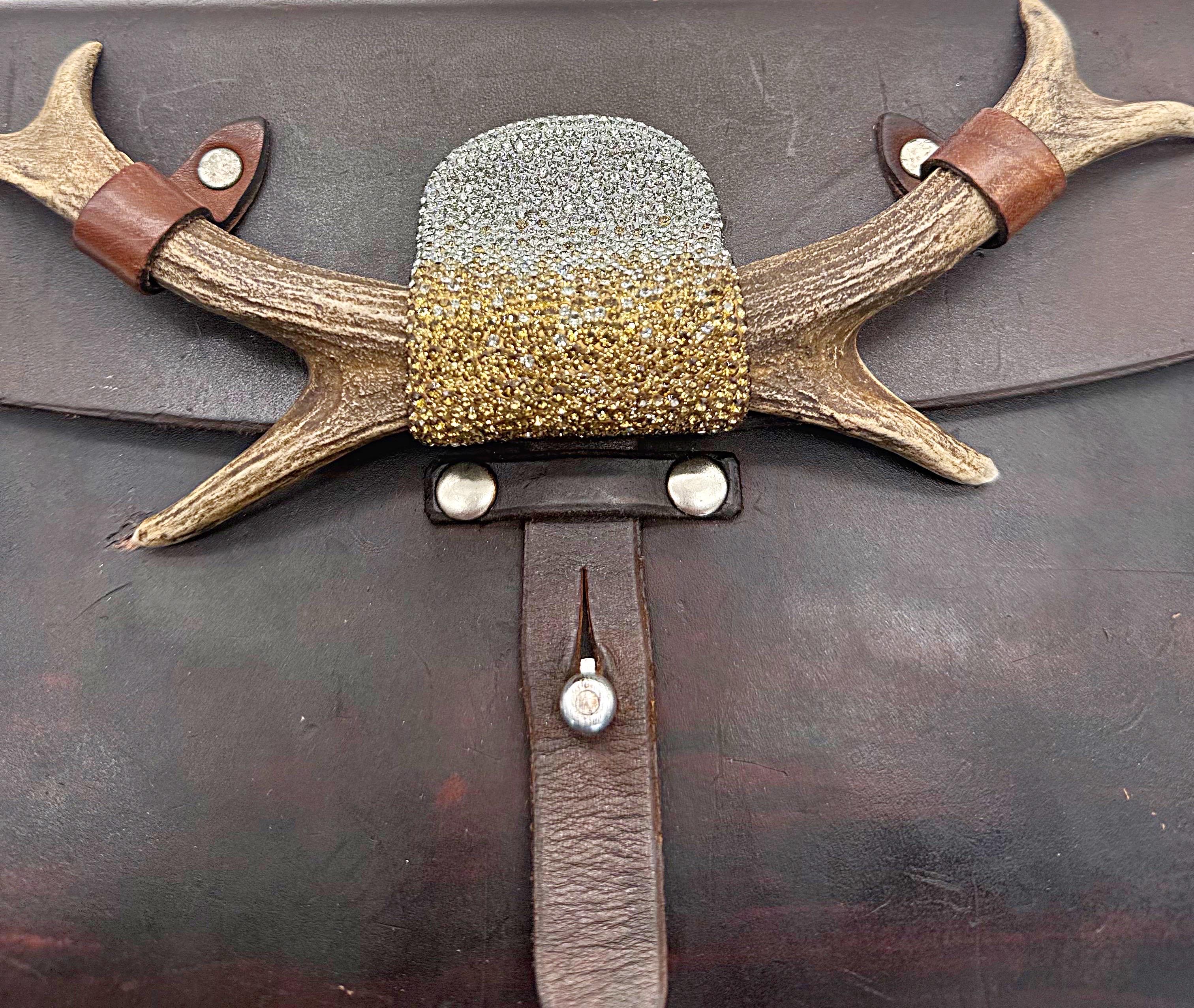 Bolso cruzado Swarovski único en su especie de cuero marrón reciclado Vintage Swiss Ammo en venta 2