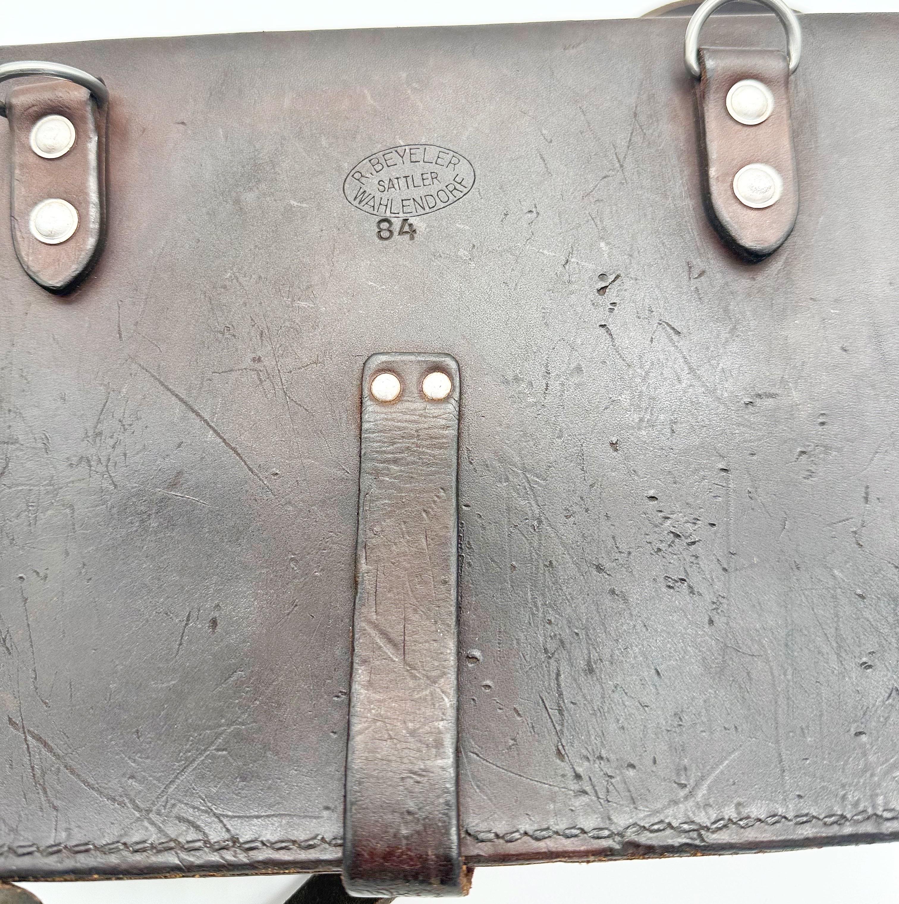 Bolso cruzado Swarovski único en su especie de cuero marrón reciclado Vintage Swiss Ammo en venta 3