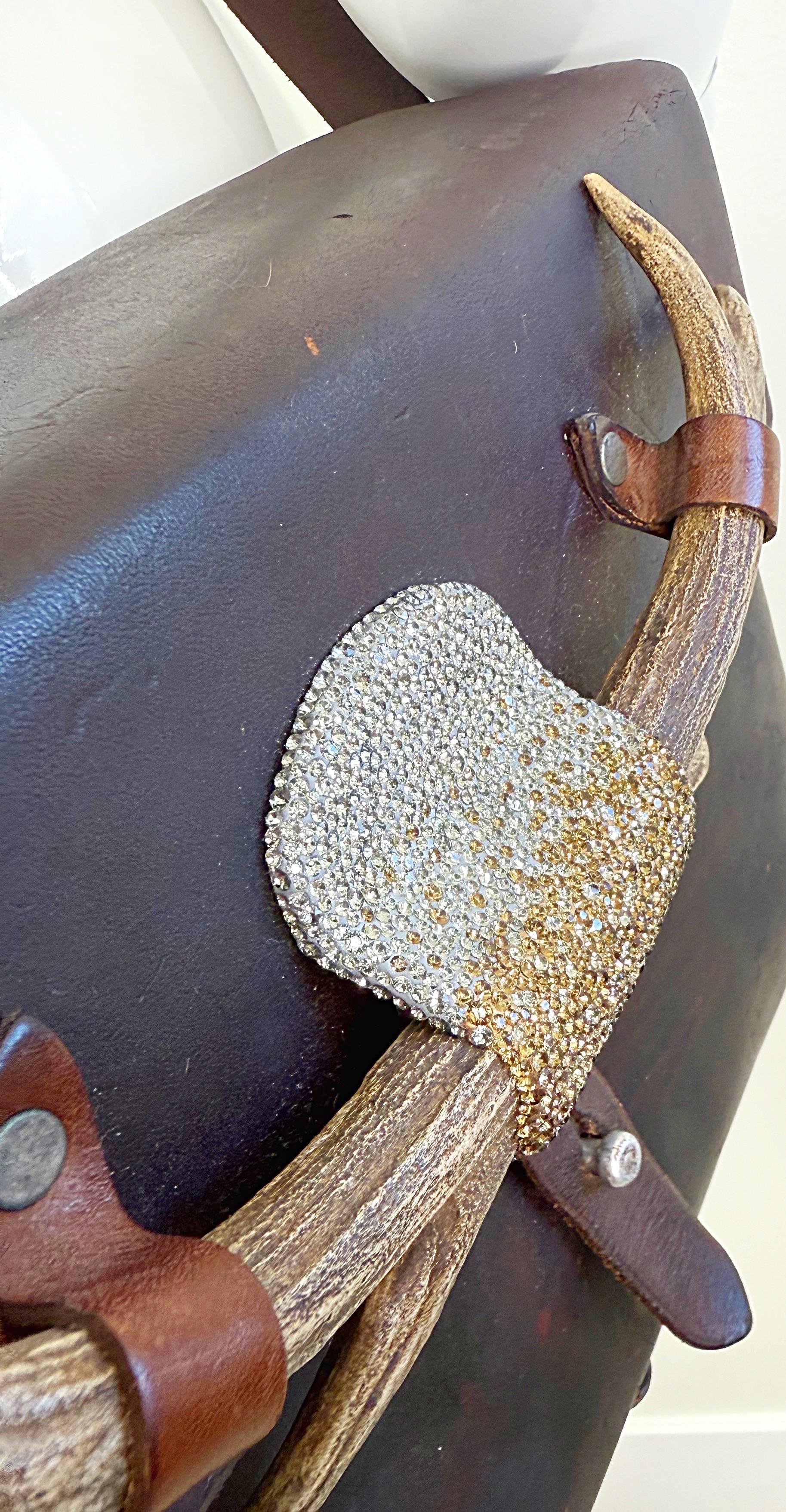 Bolso cruzado Swarovski único en su especie de cuero marrón reciclado Vintage Swiss Ammo en venta 4