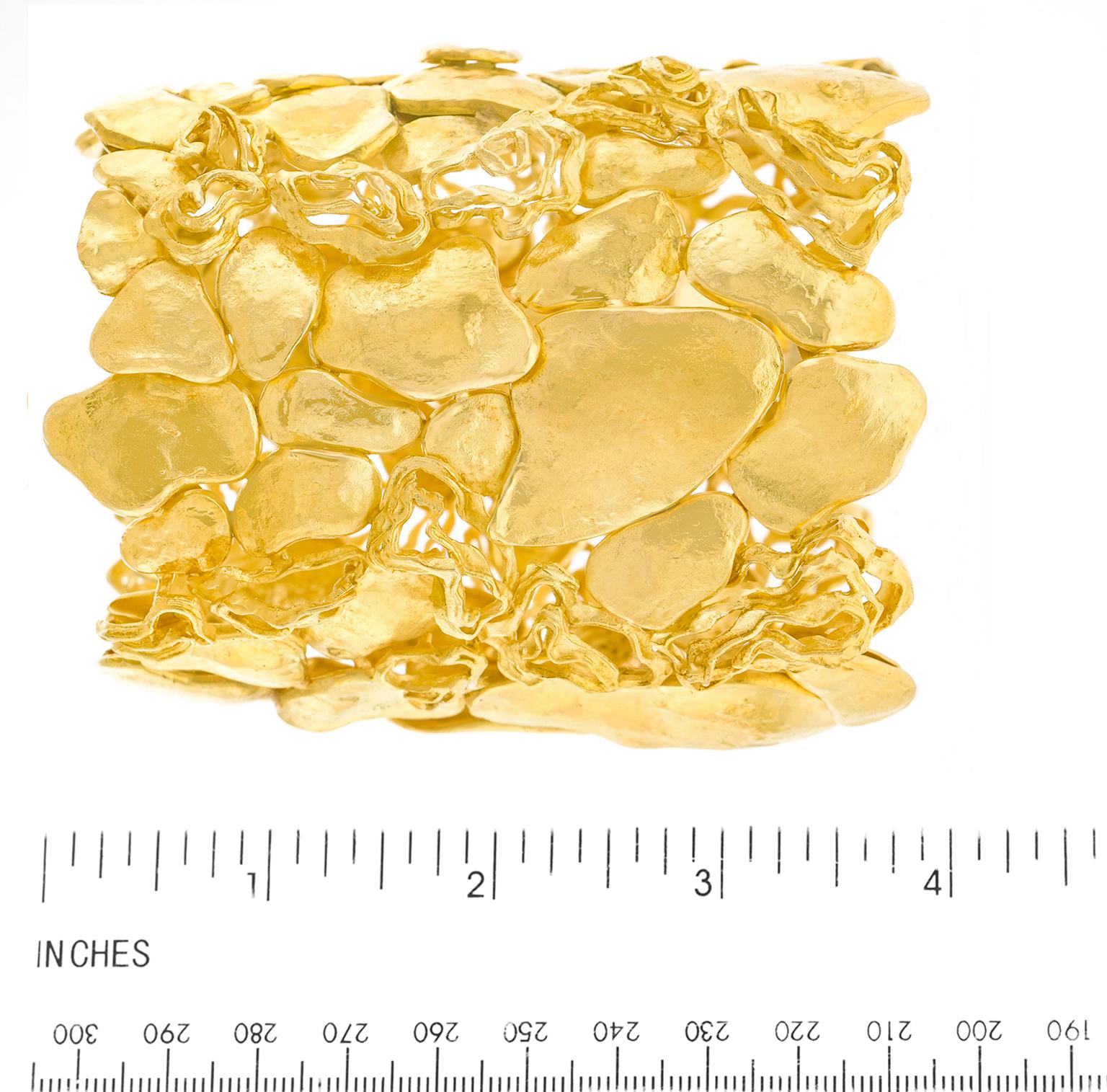 Modernes Schweizer Manschettenarmband aus Gold, Unikat im Angebot 3