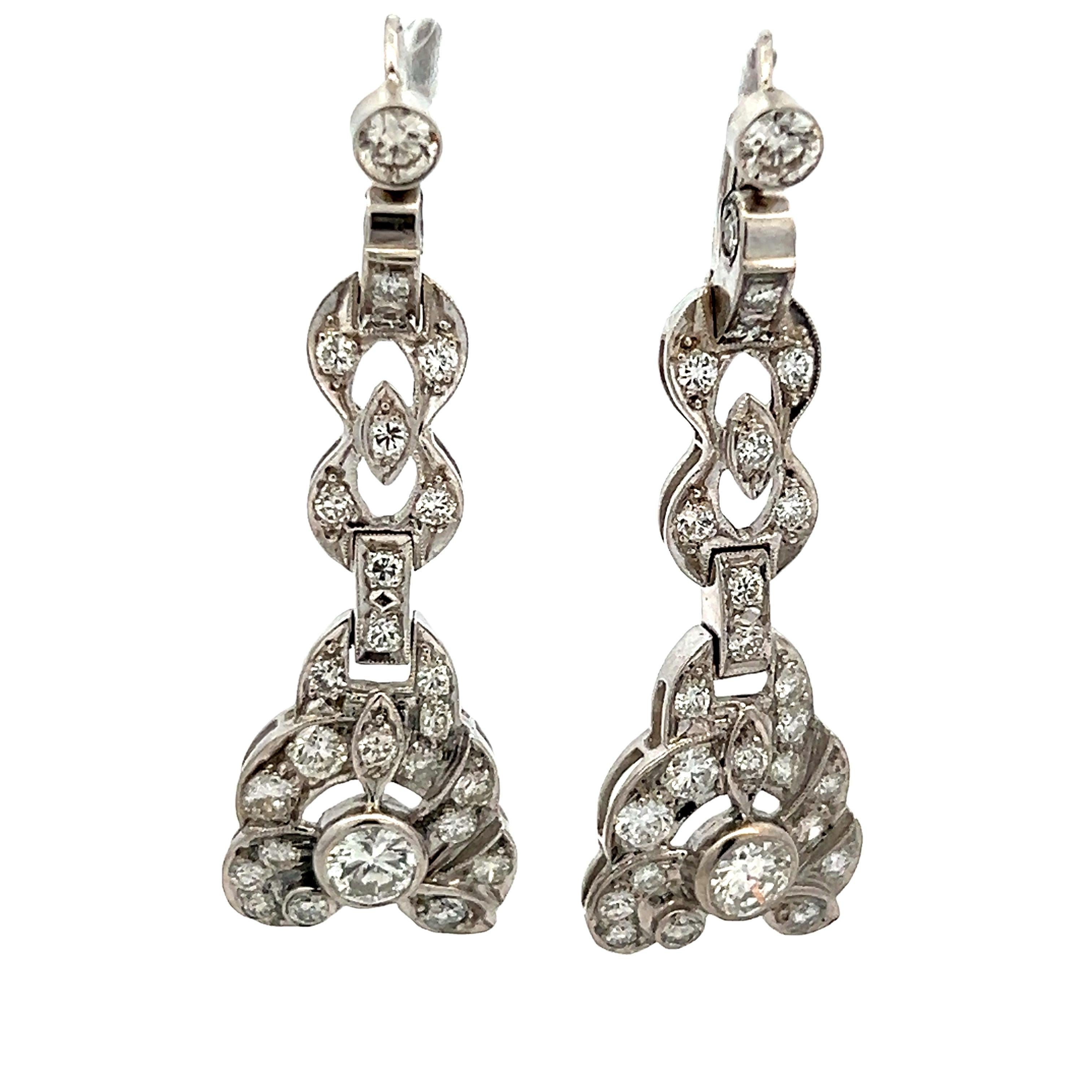 Estos pendientes excepcionales, una sorprendente creación única de la Joyería de Jade Talía, están hechos a mano a partir de una correa de reloj de platino Art Déco original, reimaginada en obras de arte que se pueden llevar puestas. Con un total de
