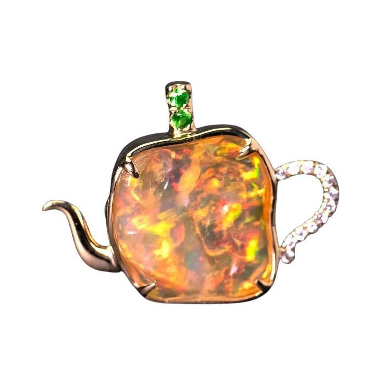 Collier unique avec pendentif en or 18 carats en forme de théière, opale de feu, diamant et tsavorite en vente