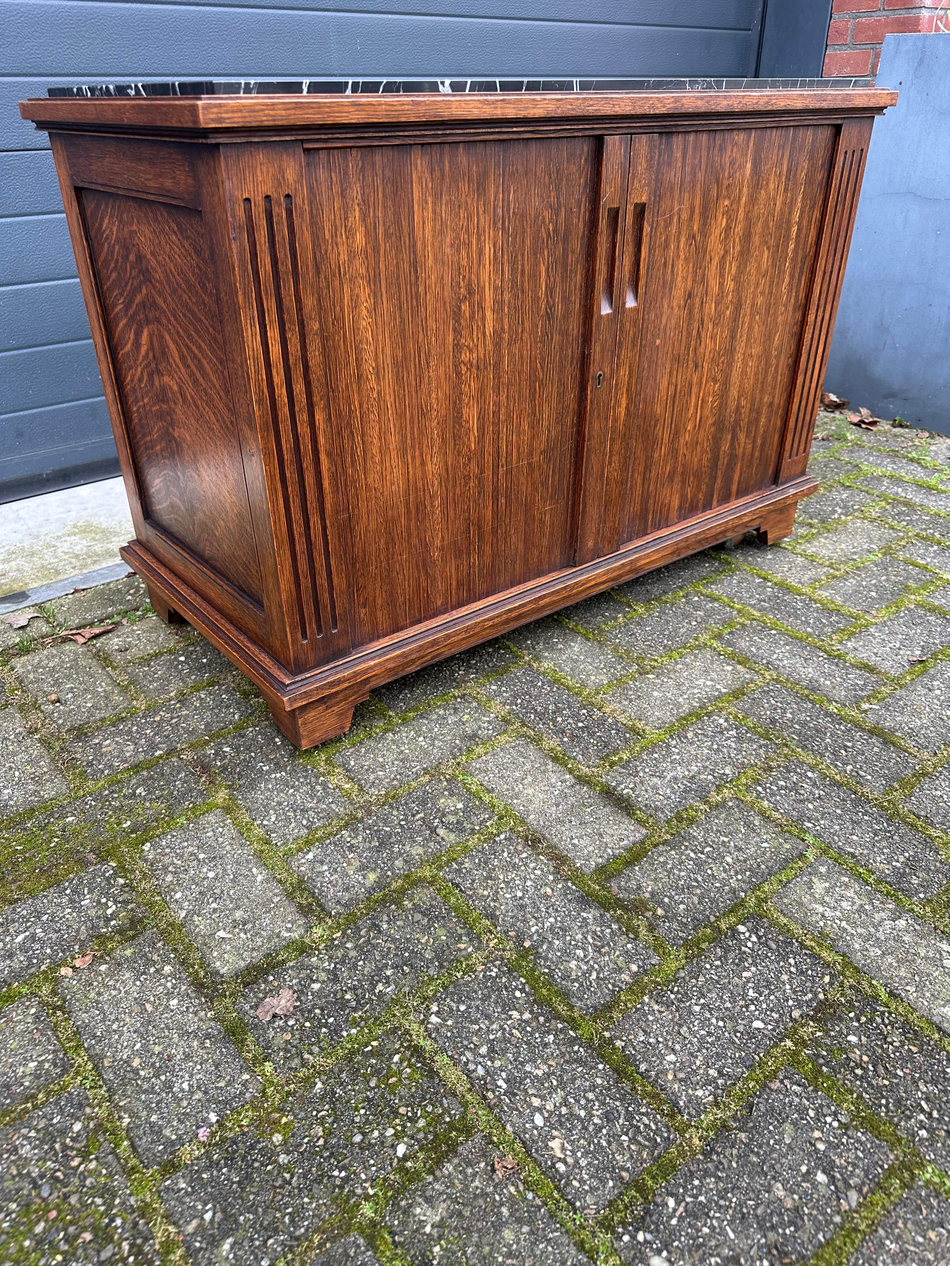 Armoire unique en son genre en chêne tigré avec Portes roulantes et plateau en marbre étonnant en vente 9