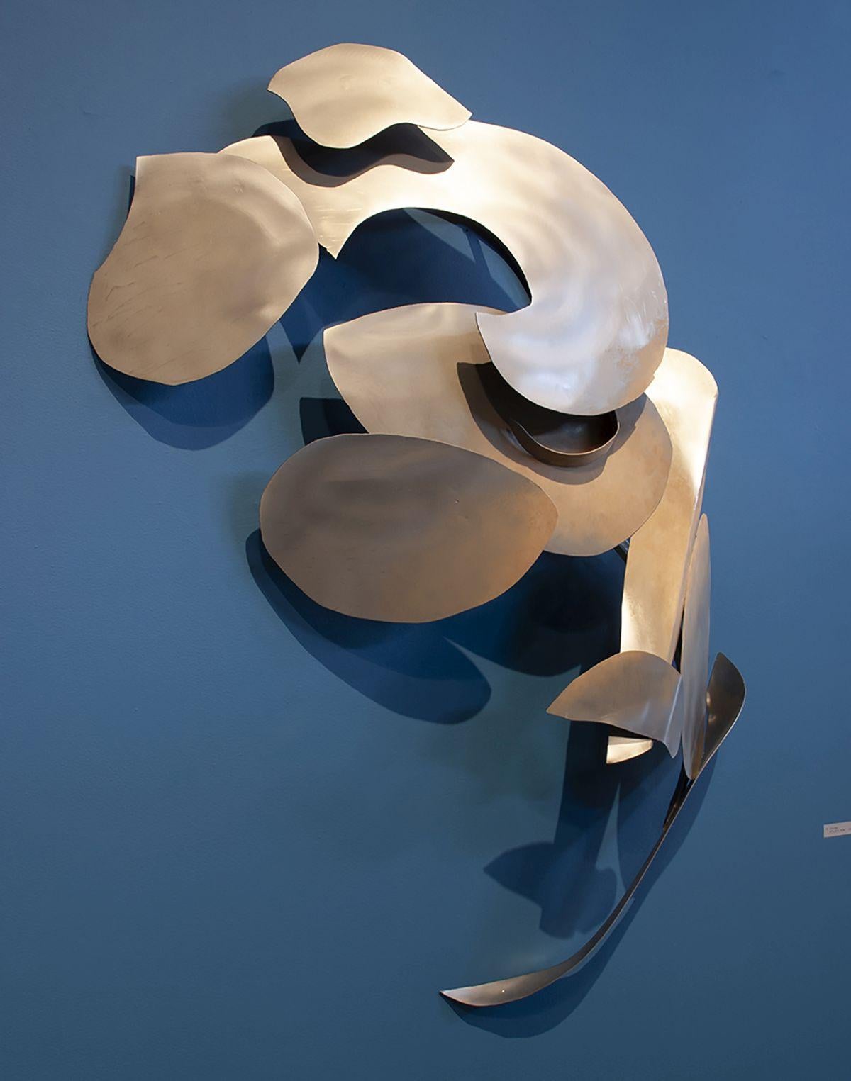 La sculpture de Richard Newton est composée de lignes et de formes qui sont les messagers du mouvement. Les textures de surface, les bords et les couleurs sont soigneusement travaillés dans le but de conserver l'énergie des matériaux bruts. Le