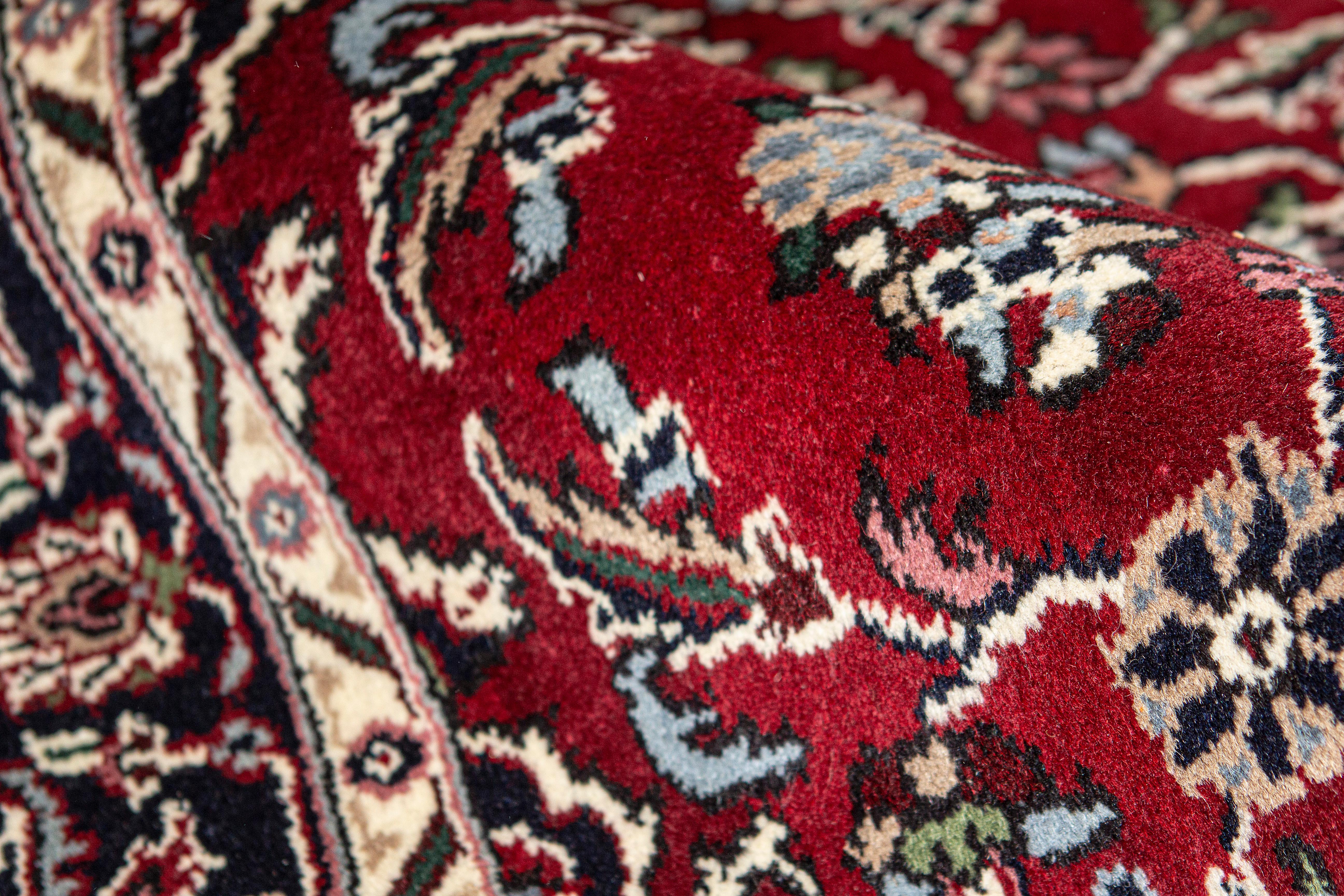 20ième siècle Tapis traditionnel en laine tissé à la main:: unique en son genre en vente