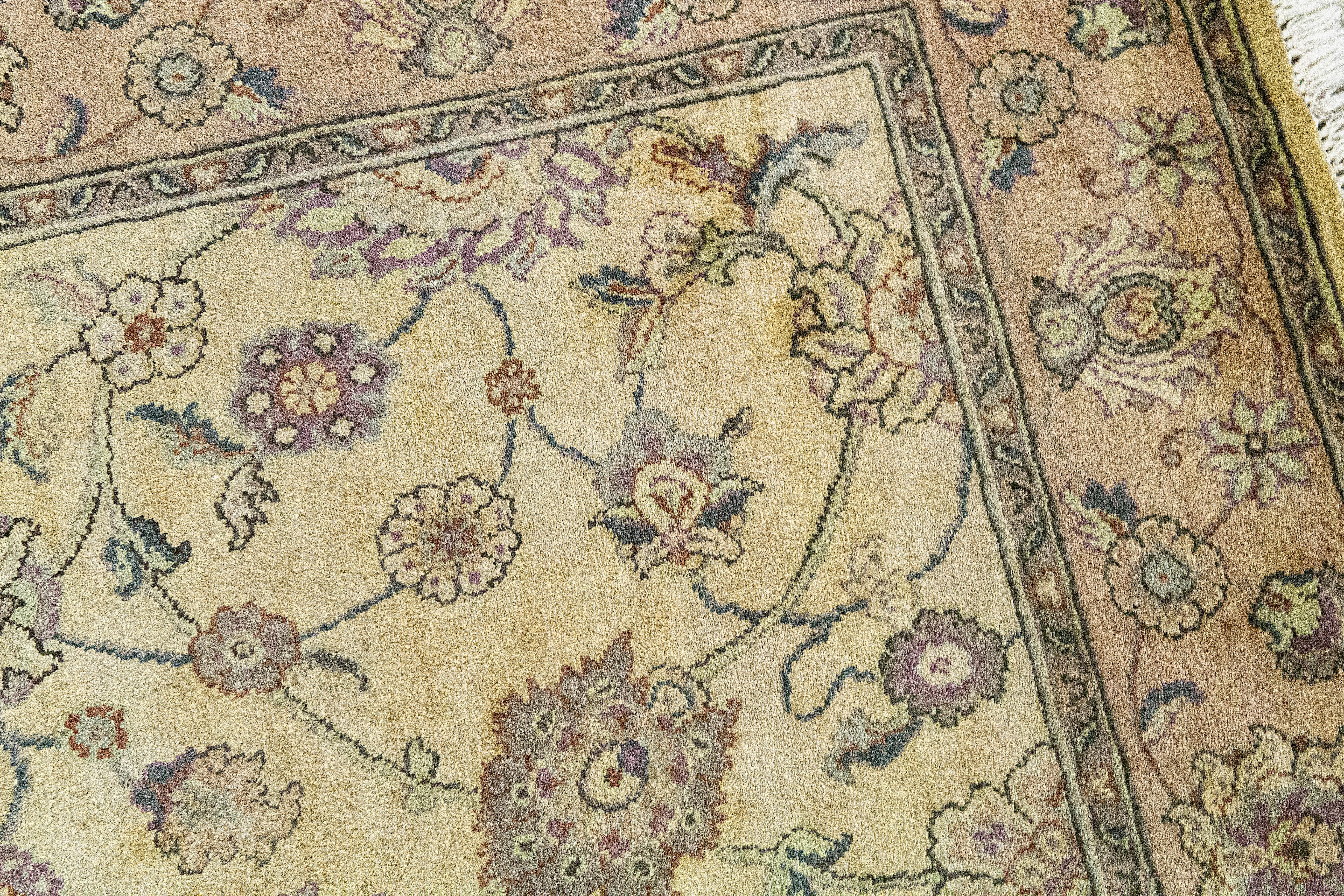 Tejidas a mano con seda, para dar a estas alfombras un verdadero toque de lujo. La finura del tejido, junto con el uso de la seda, confiere a estas alfombras un aspecto especial, que refleja la luz para crear una sensación de auténtica relajación e