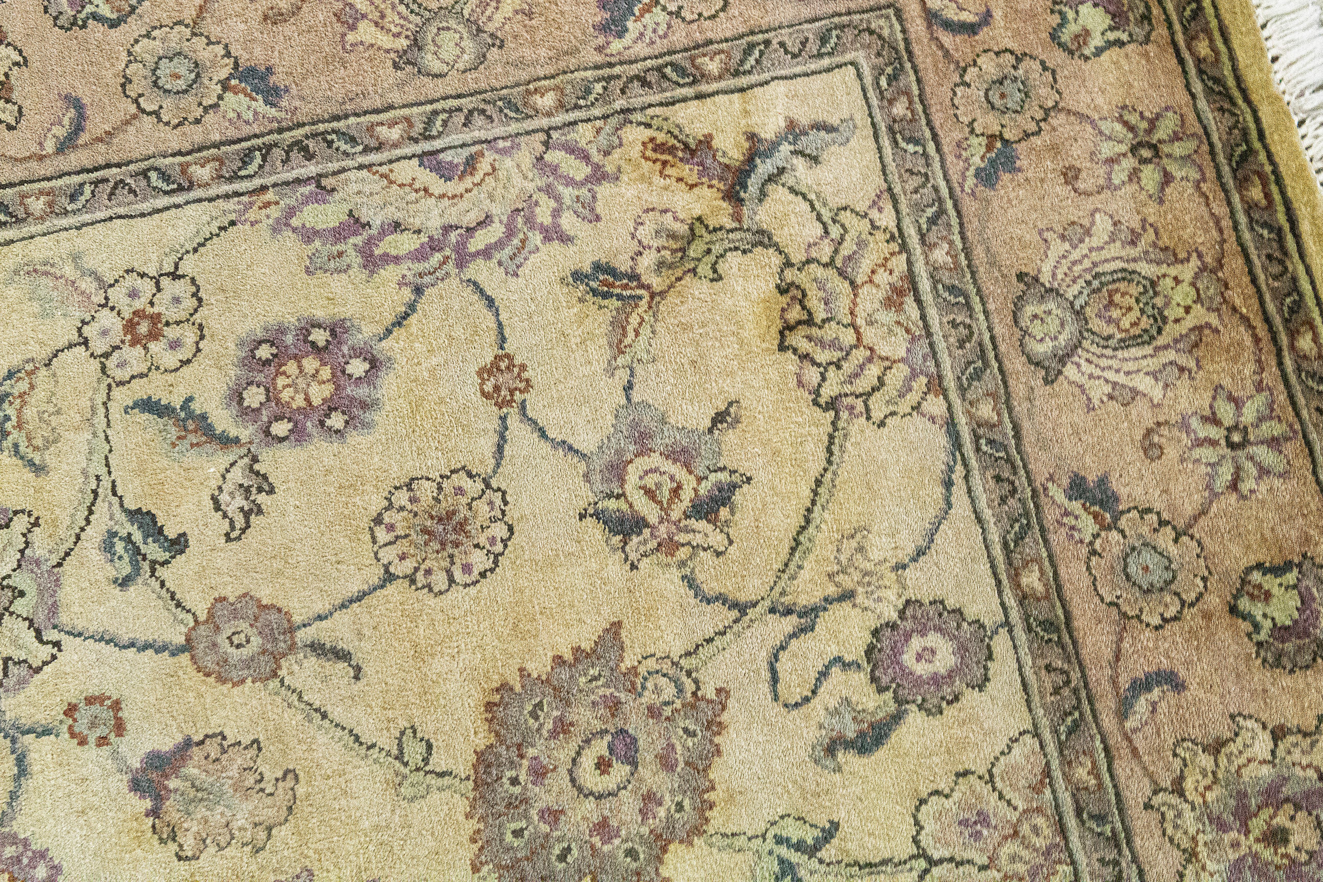 Traditioneller handgewebter luxuriöser Teppich aus Wolle in Kamel / Kamel 4''2x5''10 (Tabriz) im Angebot