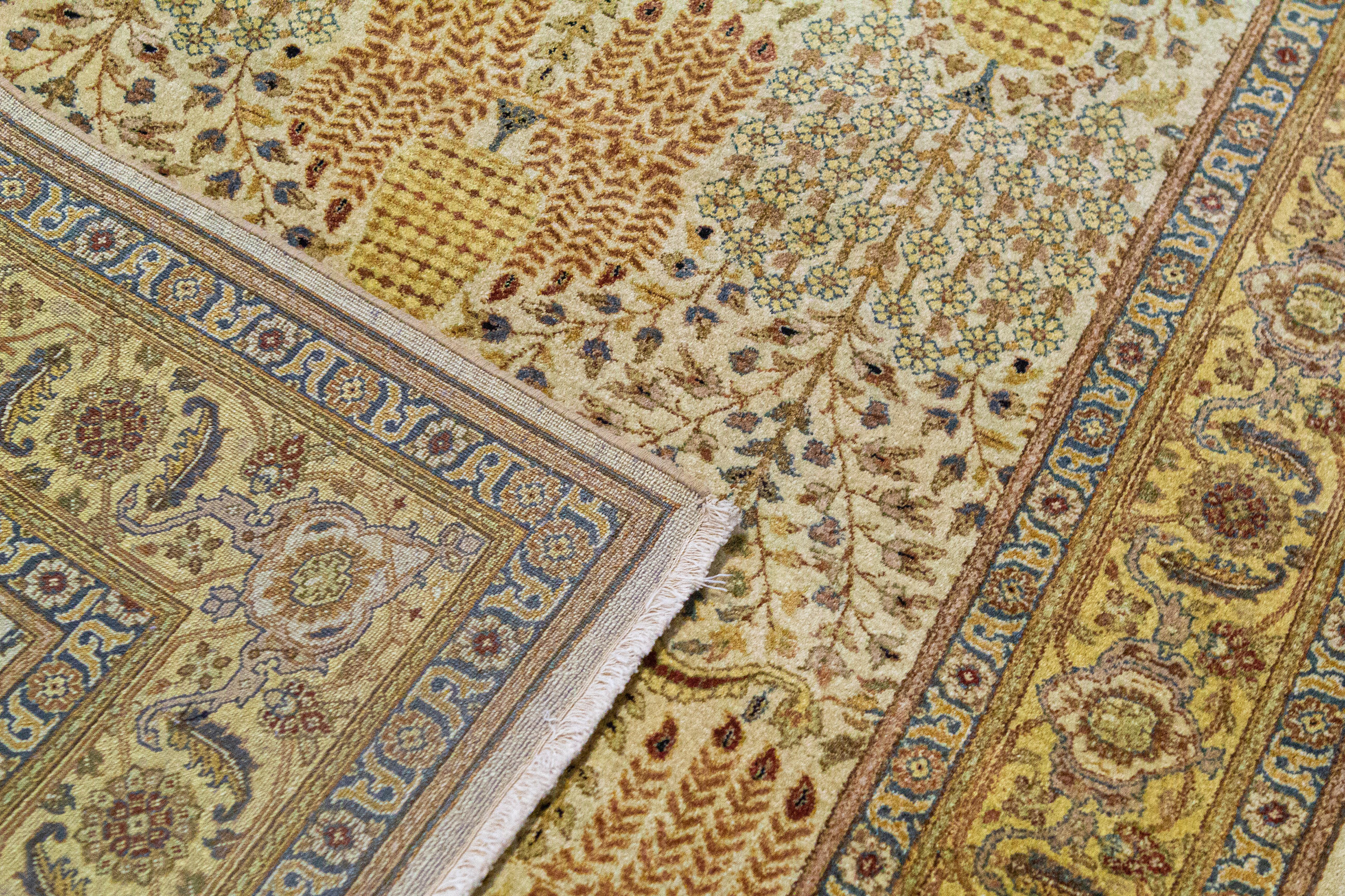 Recréations classiques des plus beaux motifs de Tabriz du XIXe siècle. Ces chefs-d'œuvre tissés à la main ont été minutieusement recréés en utilisant uniquement un mélange des meilleures laines indiennes et néo-zélandaises filées à la main et des