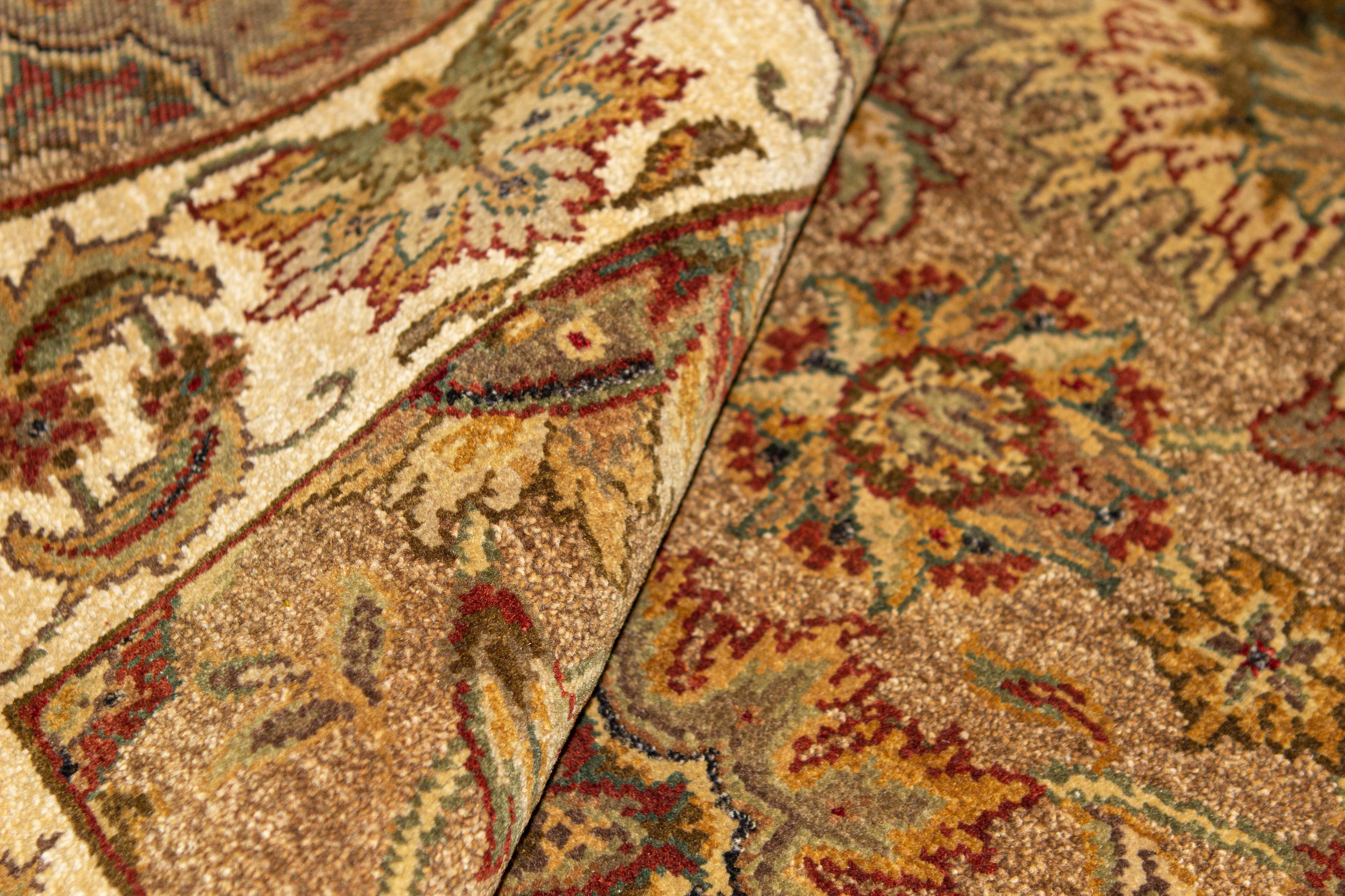 Eine Einführung in die meisterhafte Teppichweberei aus Indien. Diese Designs sind Wiederbelebungen von Agra-Mustern aus der orientalischen Mughul-Periode. Was diese handgewebten Agra-Muster auszeichnet, sind die großen floralen Palmetten. Das Neue