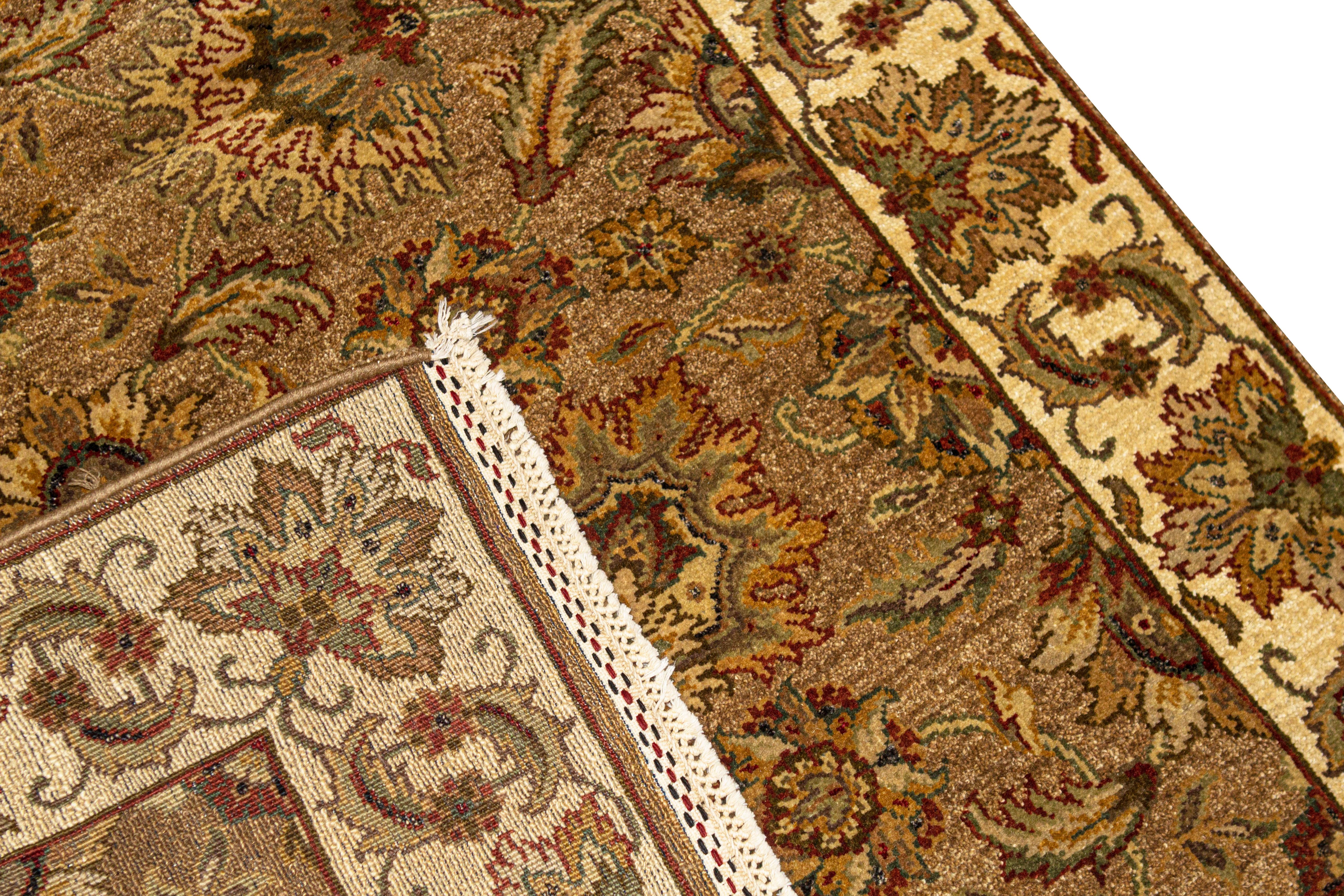Traditioneller handgewebter luxuriöser brauner / elfenbeinfarbener Teppich 4''x5''11 (Handgewebt) im Angebot