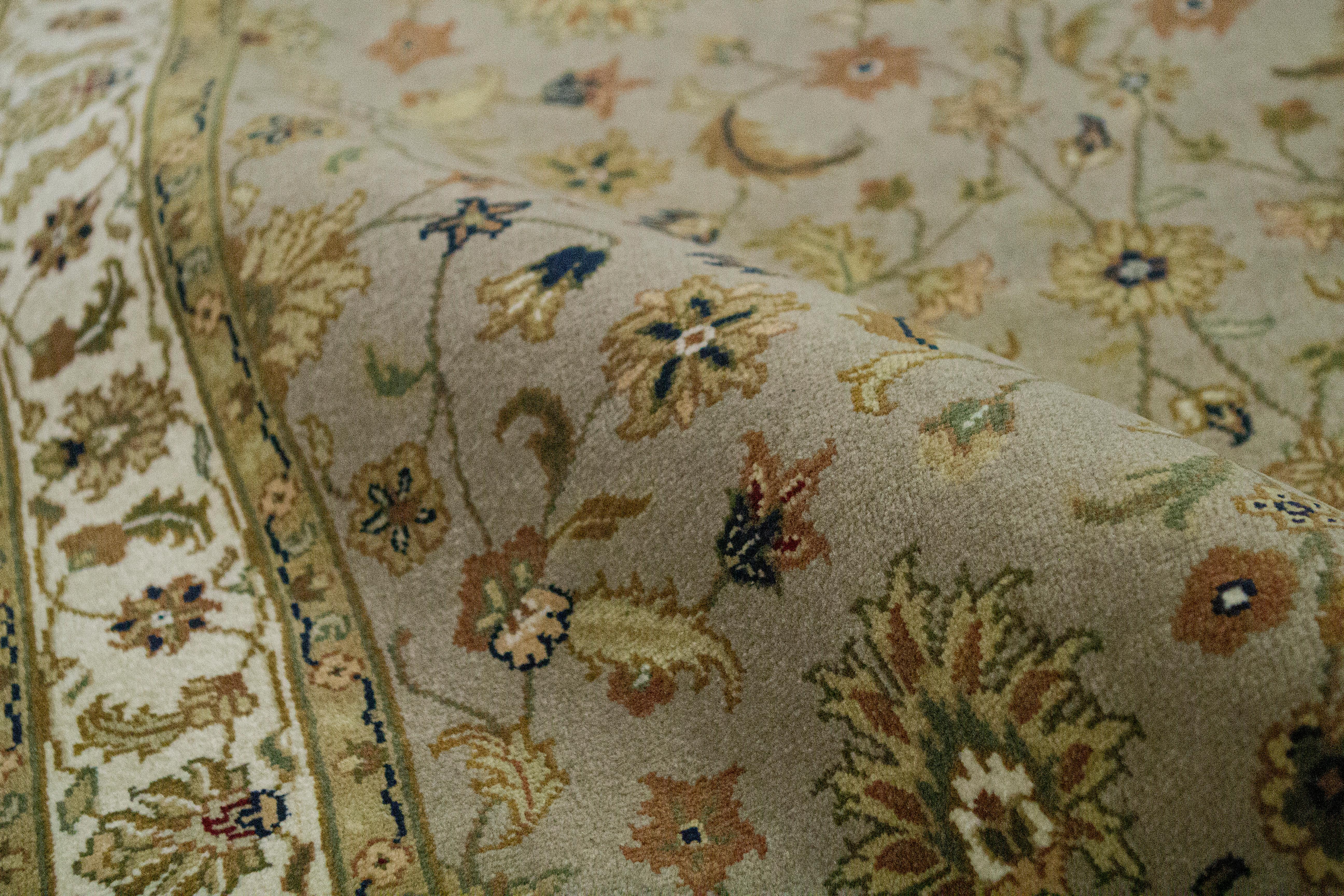 Forts d'une longue histoire, les tapis et moquettes anciens tissés en Inde sont parmi les plus fascinants de tous les tapis d'Orient. Mesures : 4' x 6'-3
