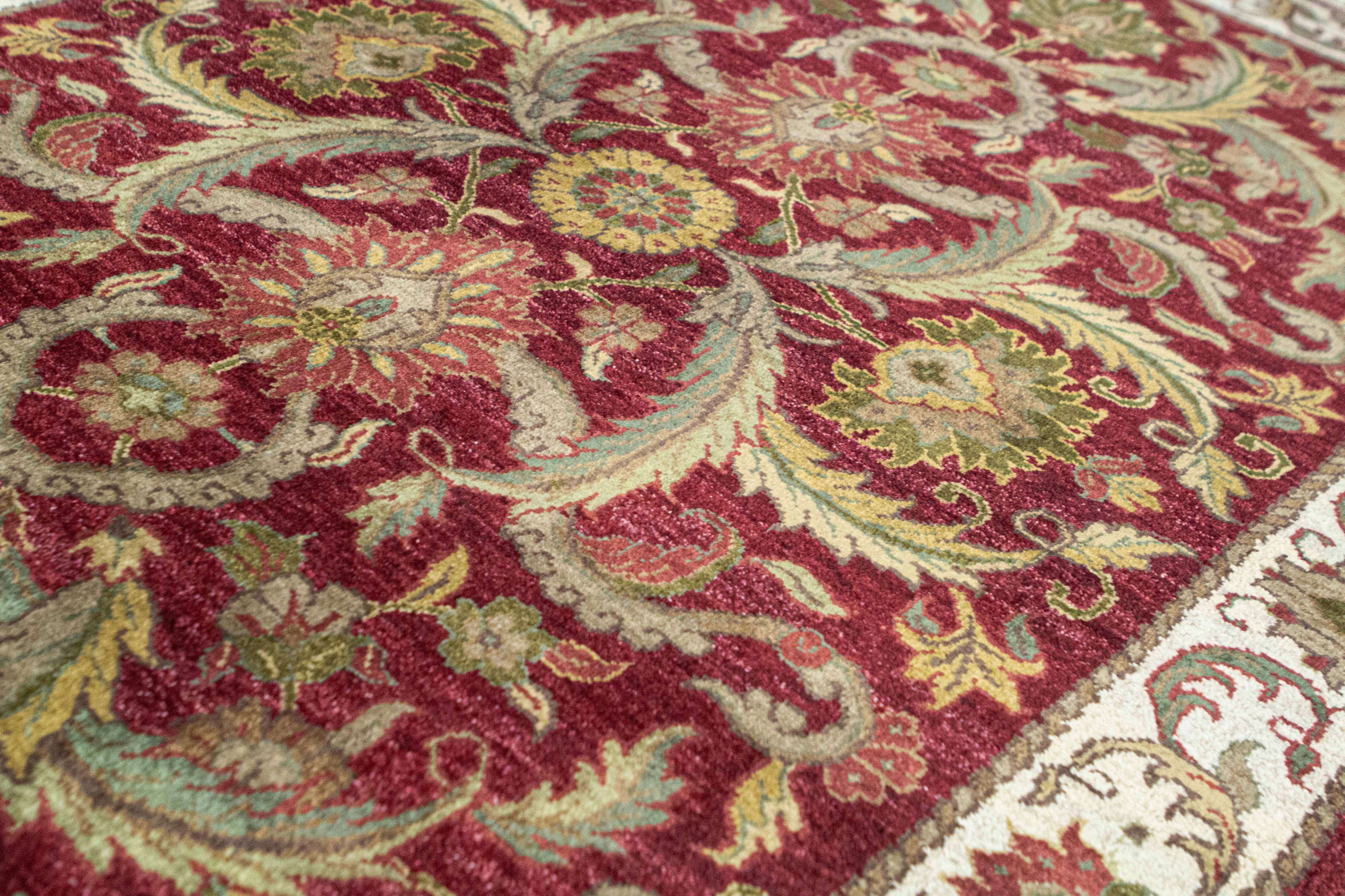 Eine Einführung in die meisterhafte Teppichweberei aus Indien. Diese Muster sind Wiederbelebungen von Agra-Mustern aus der orientalischen Mughul-Periode. Was diese handgewebten Agra-Muster auszeichnet, sind die großen floralen Palmetten. Das Neue an