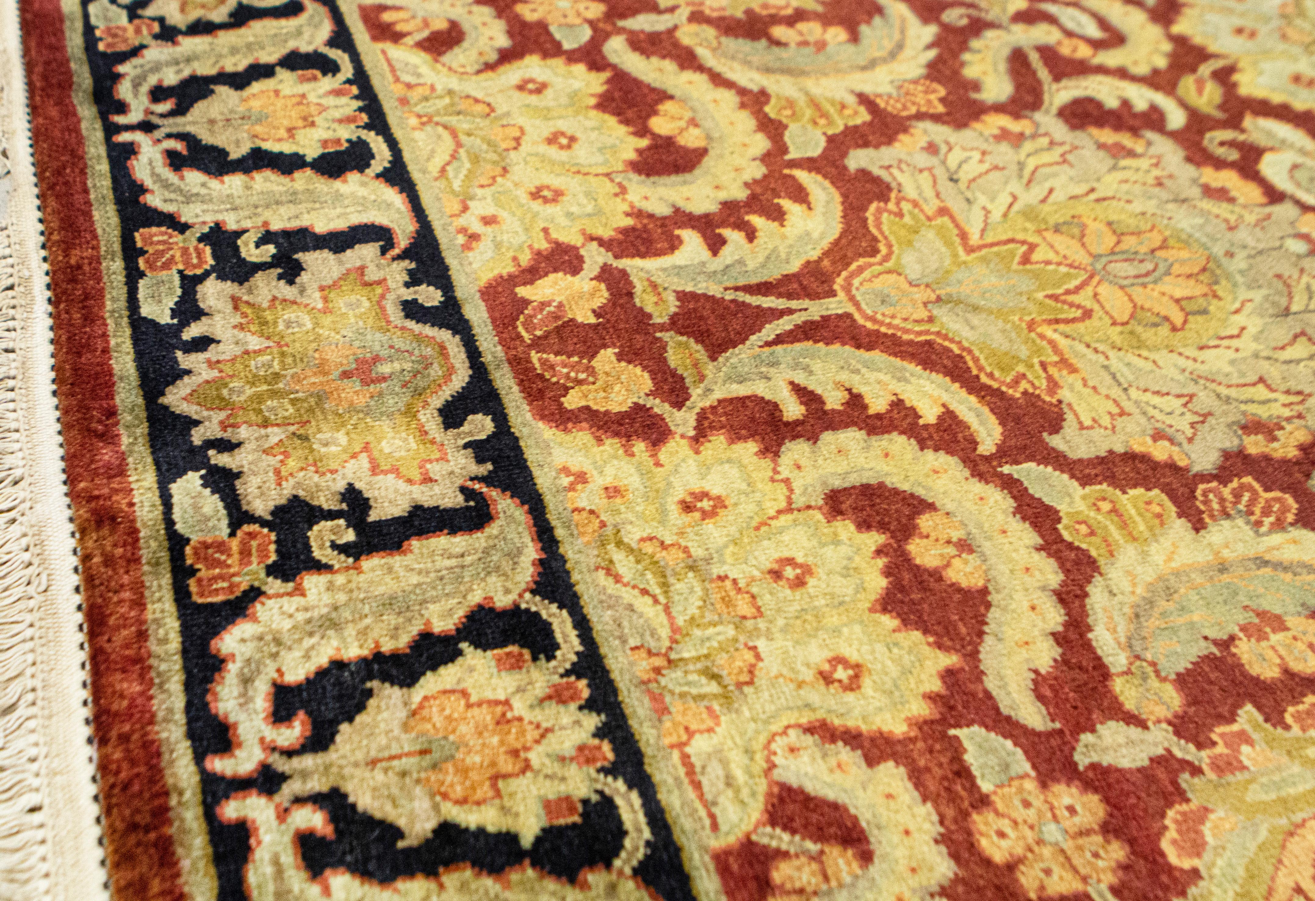 Die Inspiration für diese Kollektion stammt von den indischen Teppichknüpfern des 16. Jahrhunderts, die die schönsten Teppiche für die königlichen Höfe der Mogulkaiser schufen. Basierend auf authentischen orientalischen Designs und handgewebt im