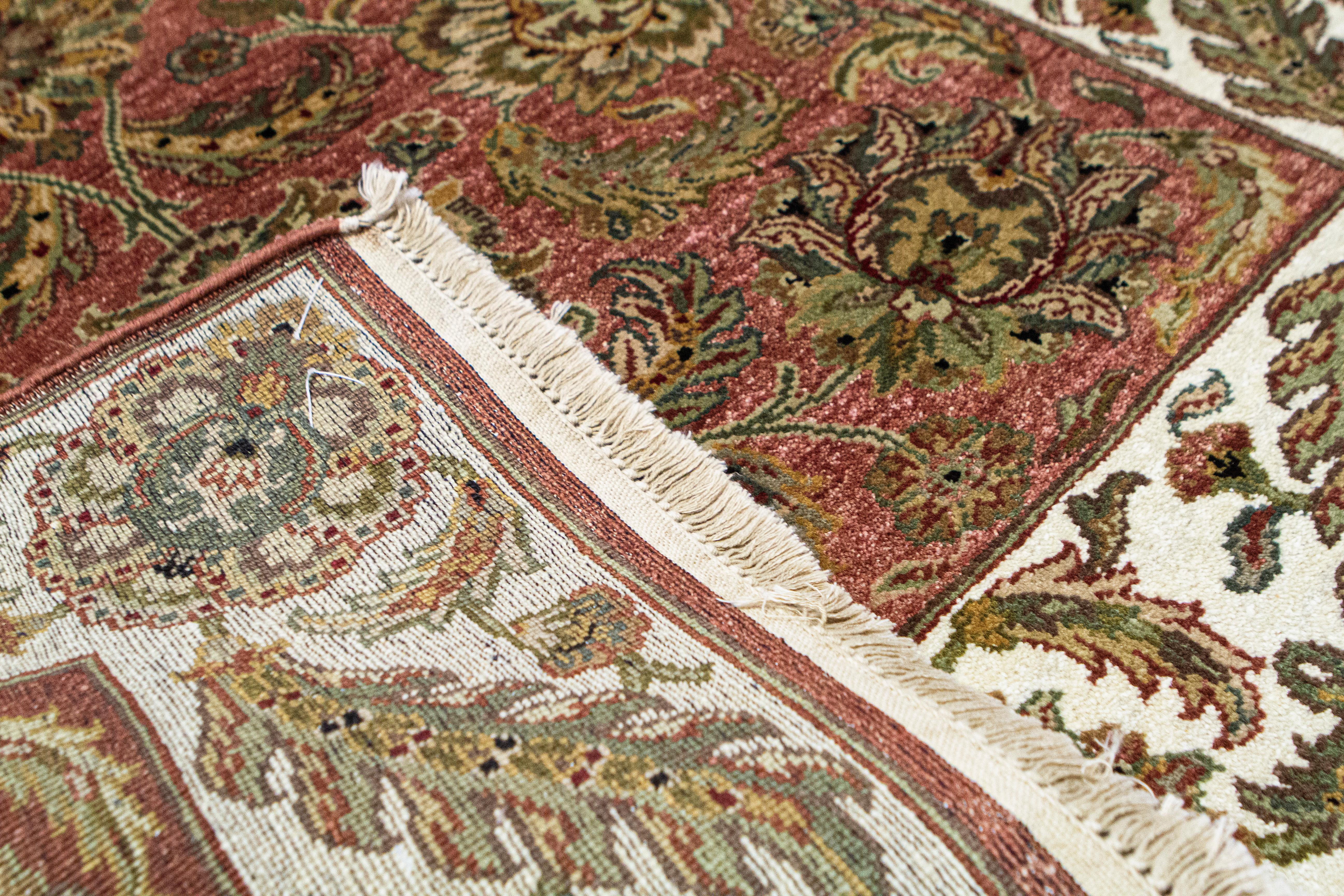 Traditioneller handgewebter luxuriöser Rost-/ Elfenbeinfarbener Teppich 4''1x5''11 (Agra) im Angebot