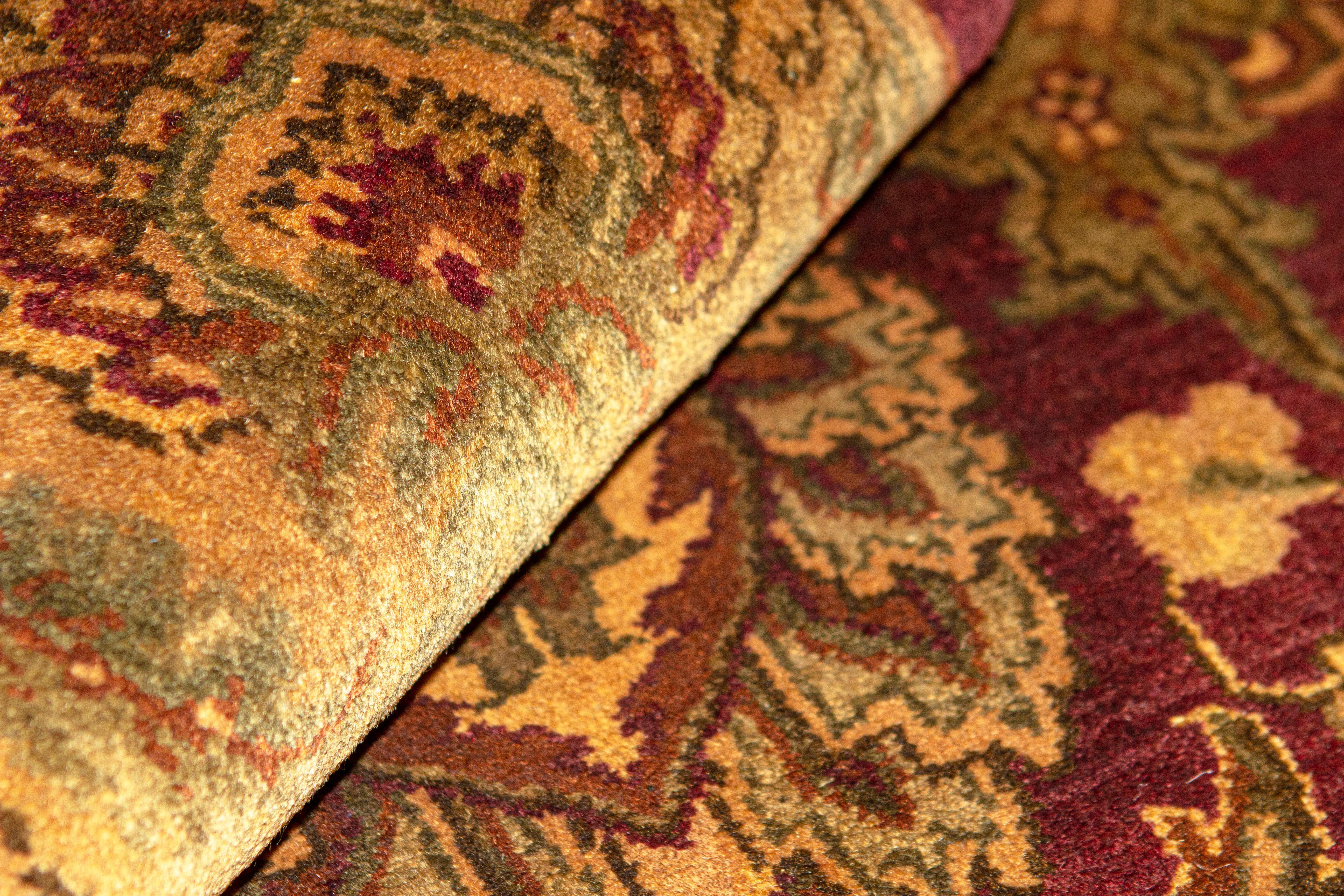 L'inspiration de cette collection vient des tisseurs de tapis indiens du XVIe siècle, qui créaient les plus beaux tapis pour les cours royales des empereurs moghols. Basé sur des motifs orientaux authentiques et tissé à la main dans le style